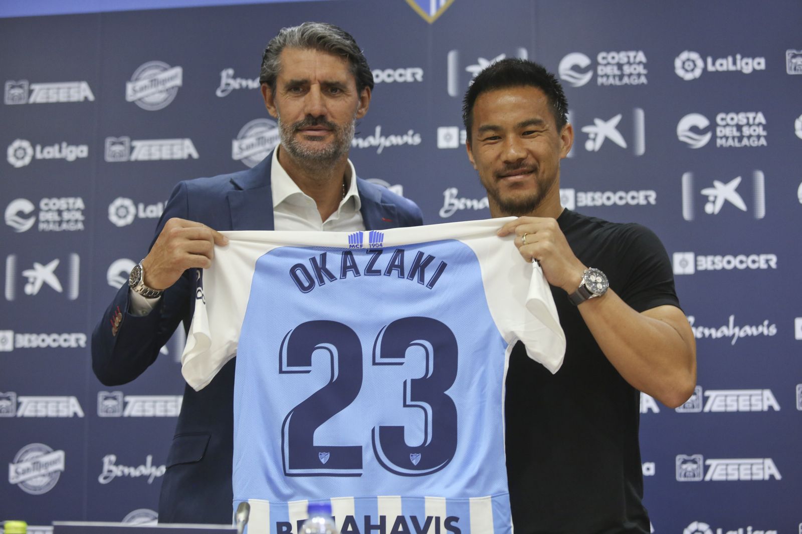Las fotos de la presentación de Okazaki con el Málaga CF