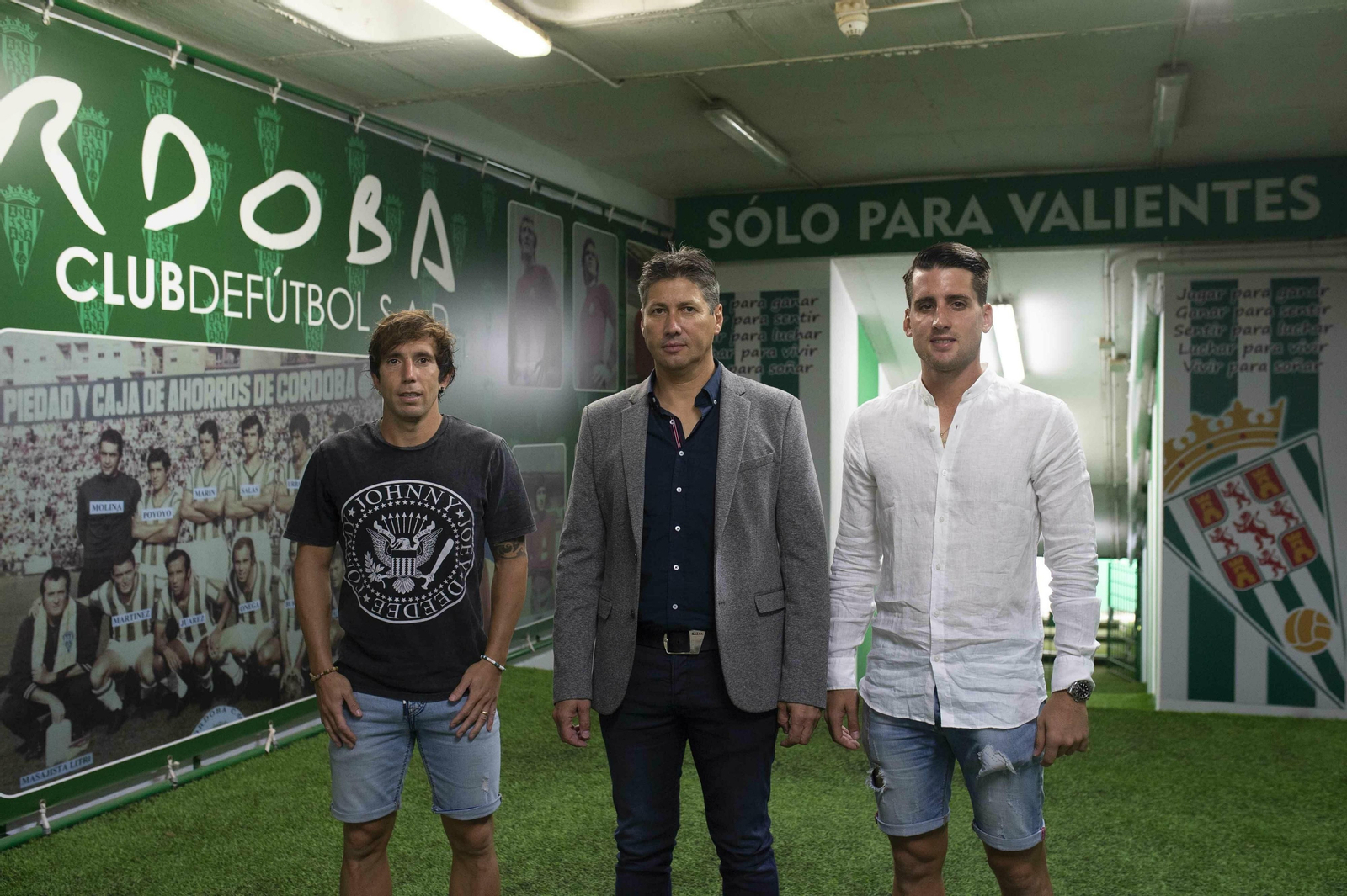 Raúl Cámara y Juanto Ortuño, junto a Alfonso Serrano, en su puesta de largo oficial.