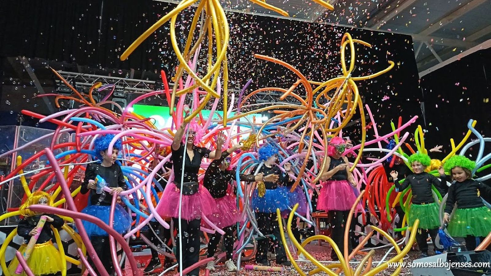 Marta no logra apagar la llama del Carnaval en Albox que llenó de magia el Centro de Agua y Salud