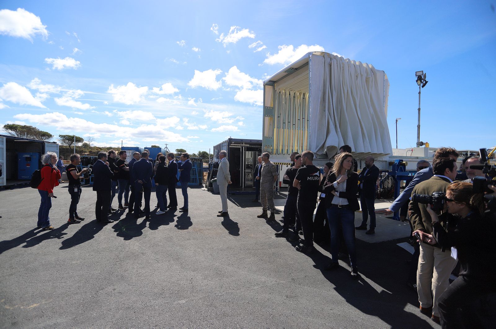 Imágenes de Pedro Sánchez en su visita al cohete Miura en la base espacial en Huelva