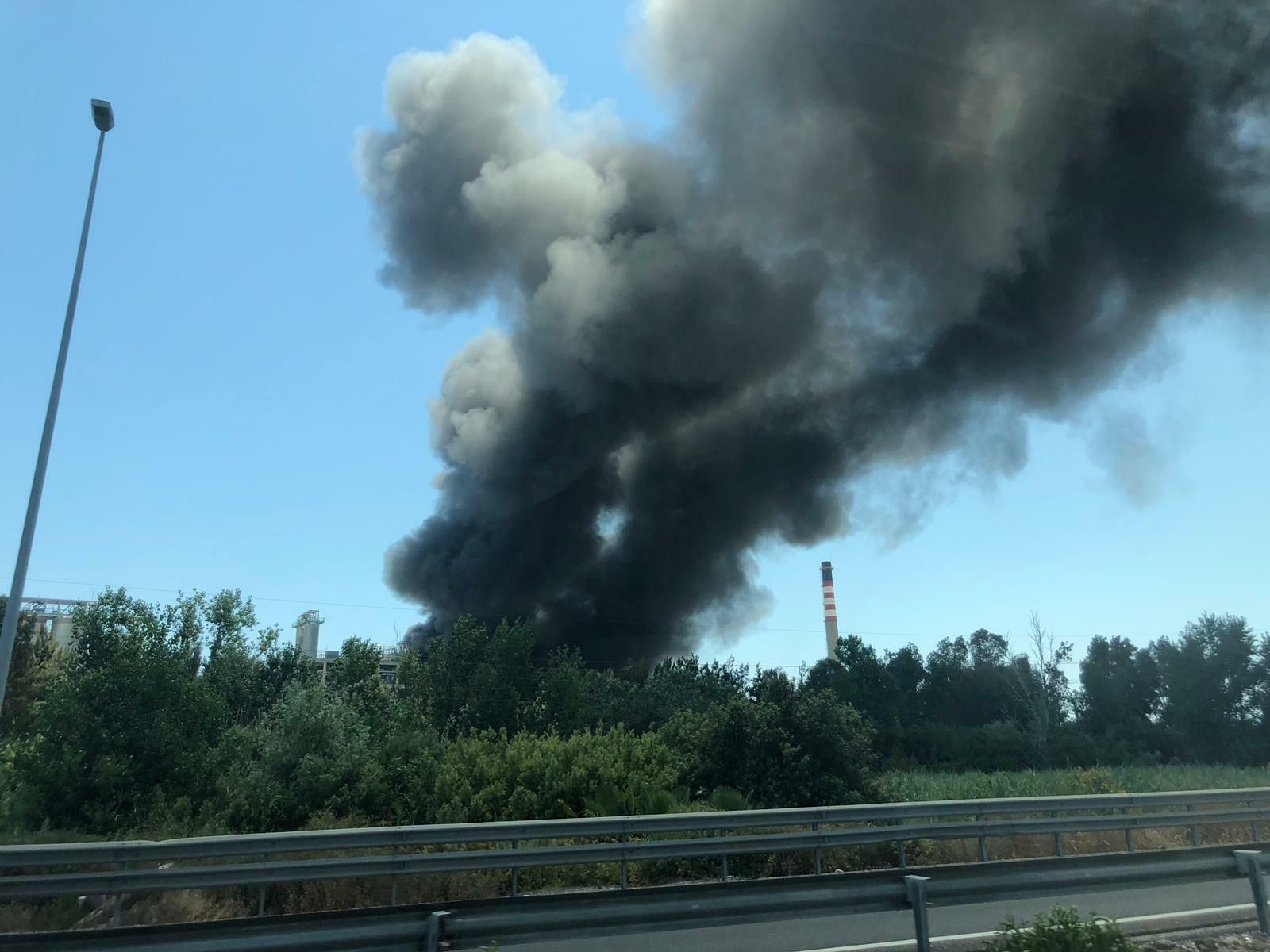 Las imágenes del enorme incendio en la fábrica de Indorama, en el polígono de Guadarranque (San Roque)