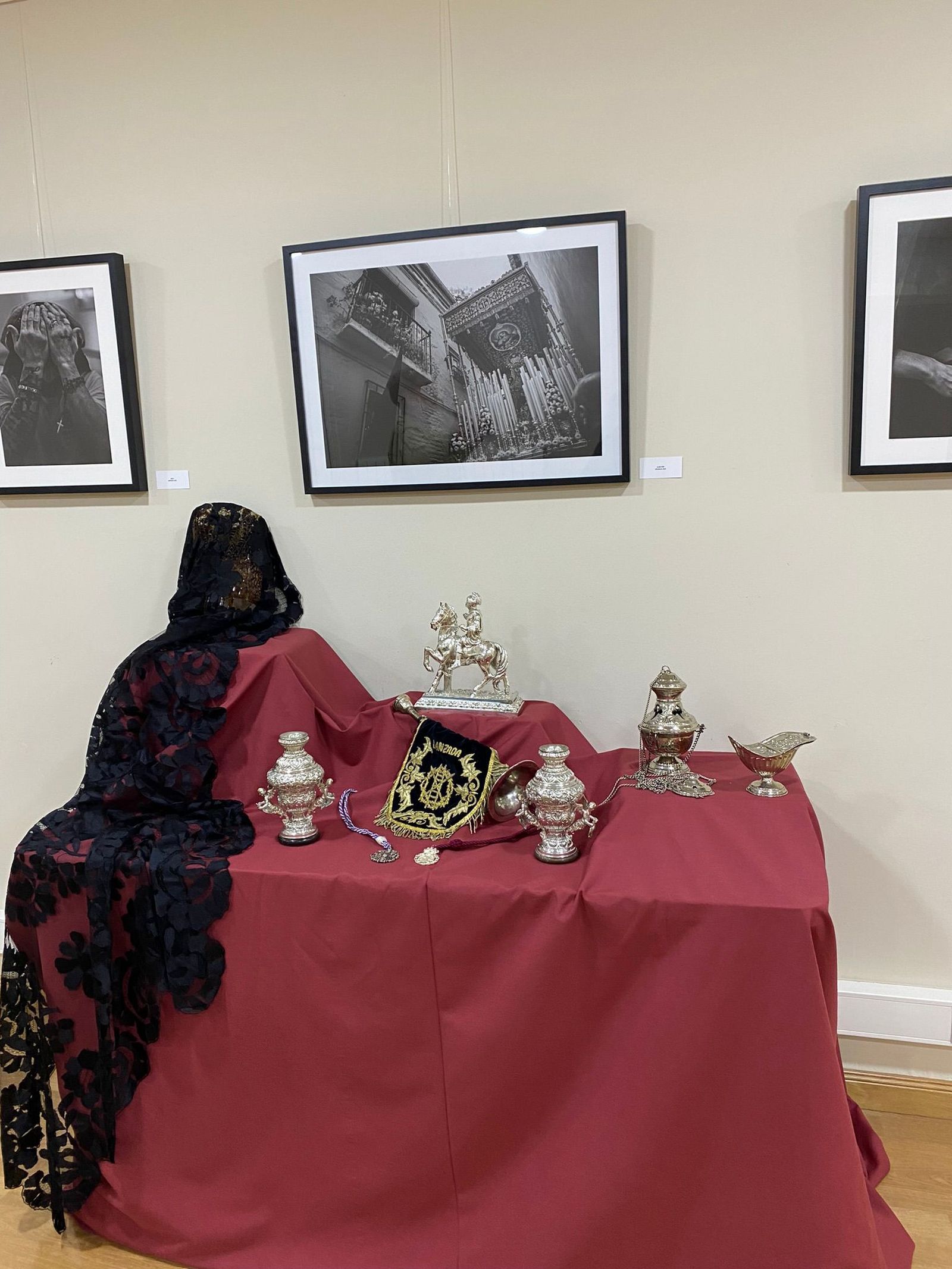 La muestra "Passio" junto a los enseres de la Hermandad de la Lanzada