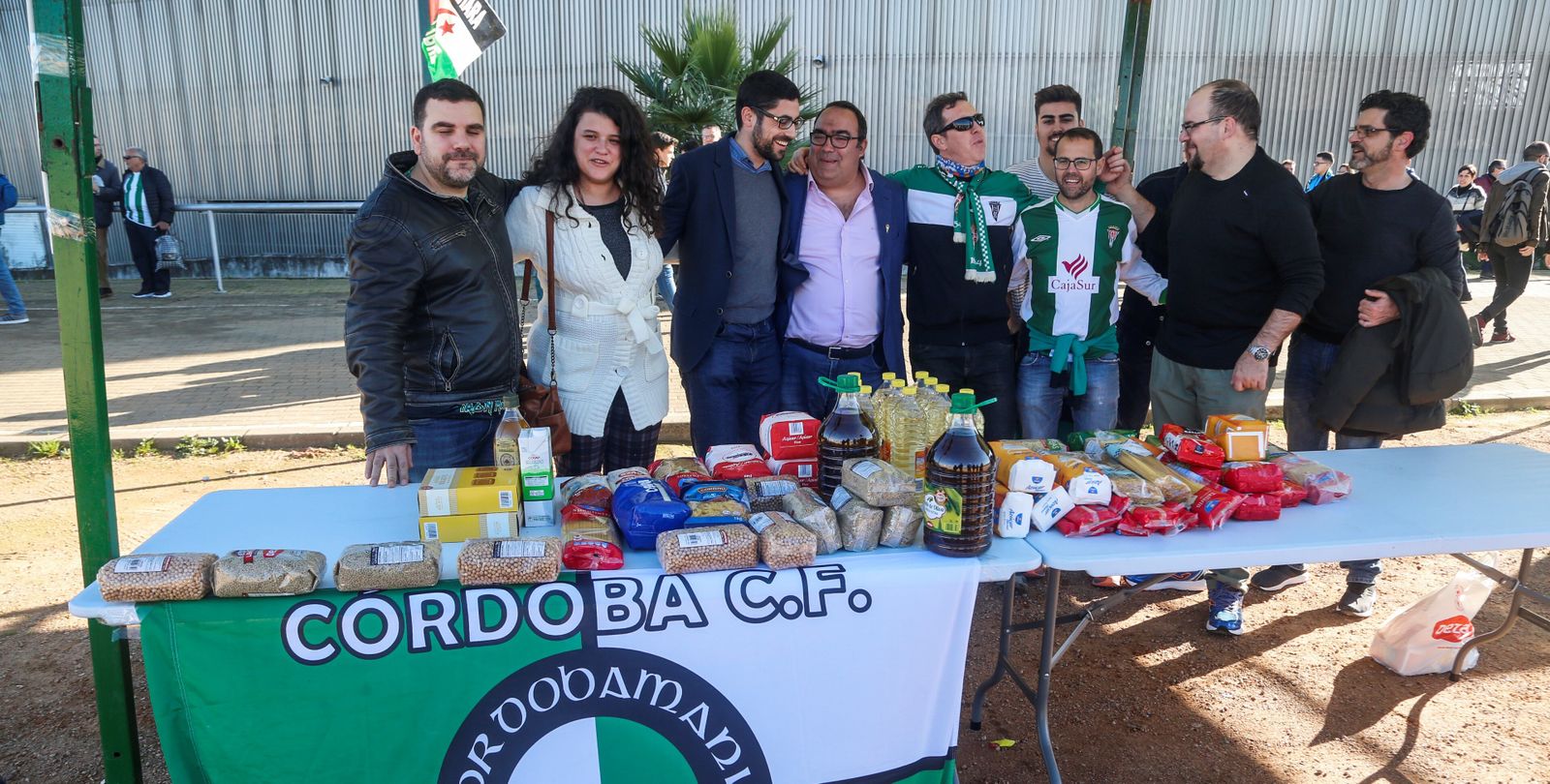 Miembros de Cordobamanía en la última edición de su recogida de alimentos.