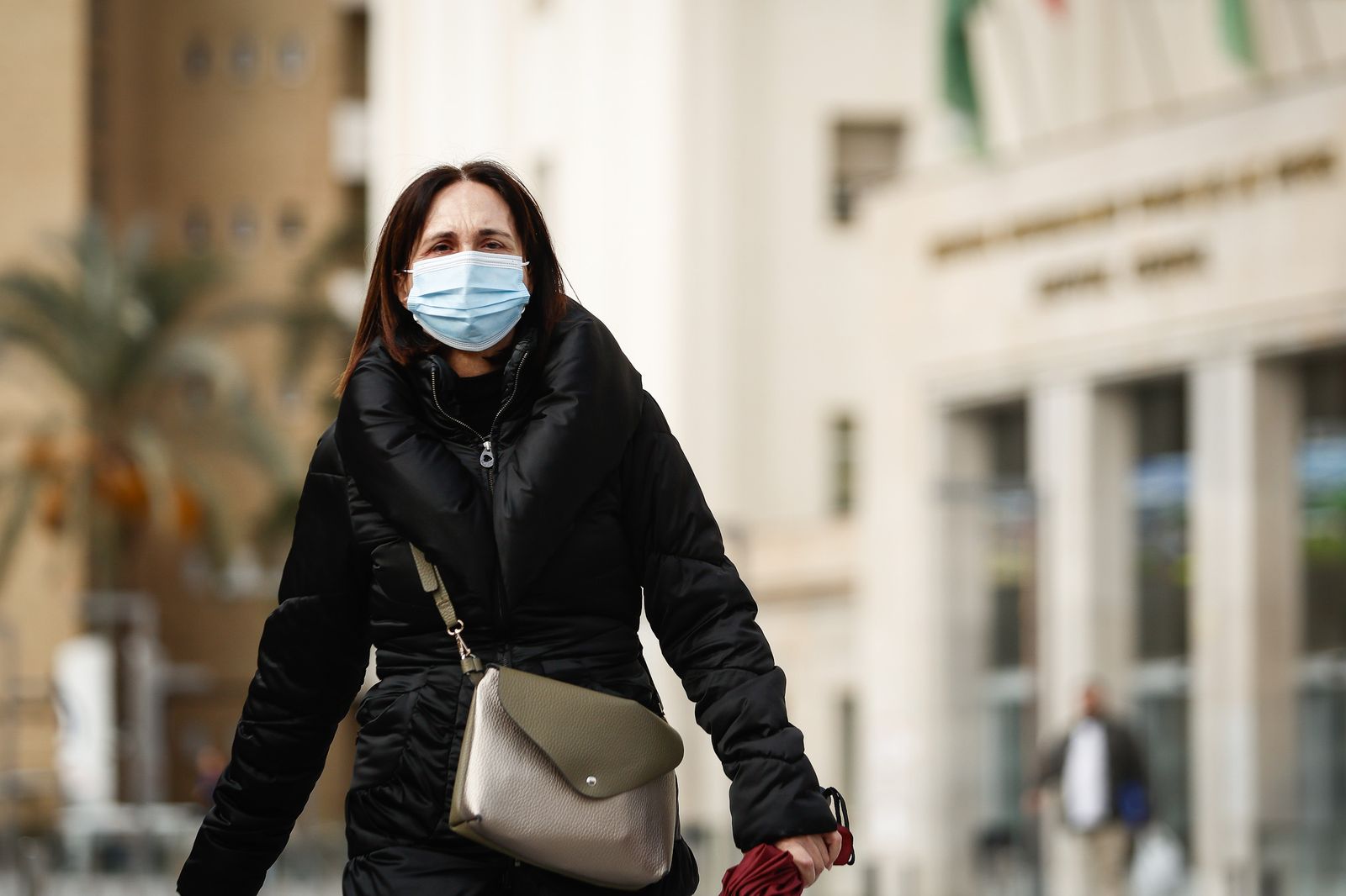 Una mujer con mascarilla a la salida del hospital Virgen de las Nieves