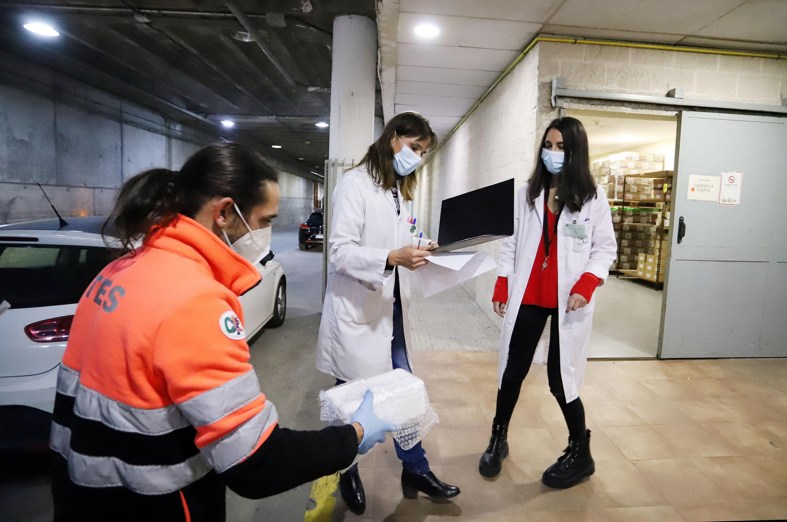 Llegada de las primeras vacunas a Huelva durante la jornada de ayer.