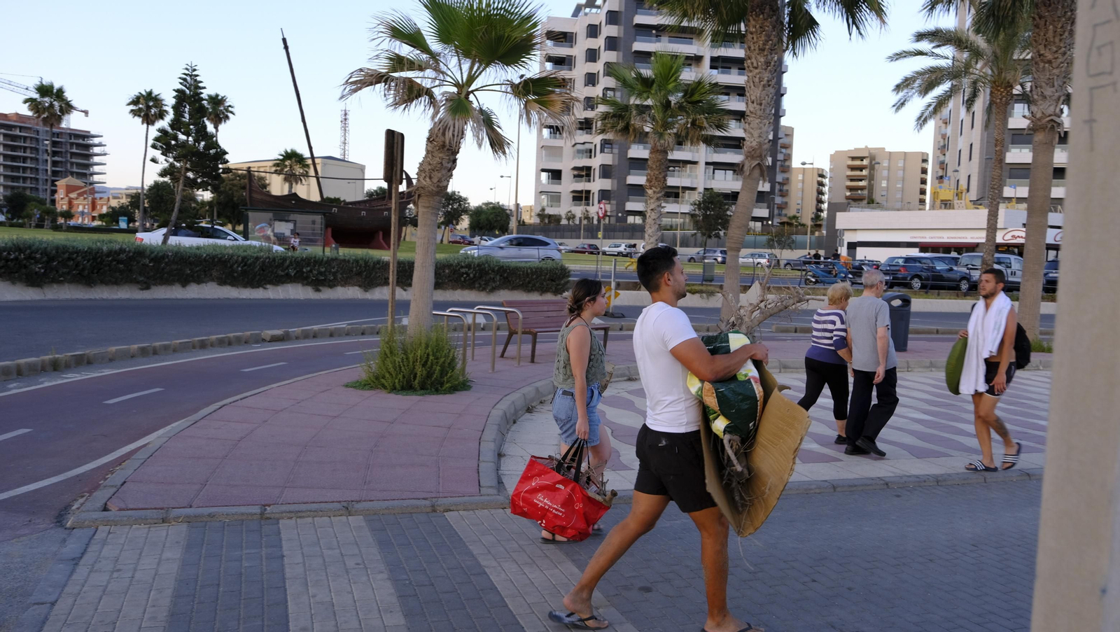 Imágenes de las hogueras de la Noche de San Juan en Almería capital