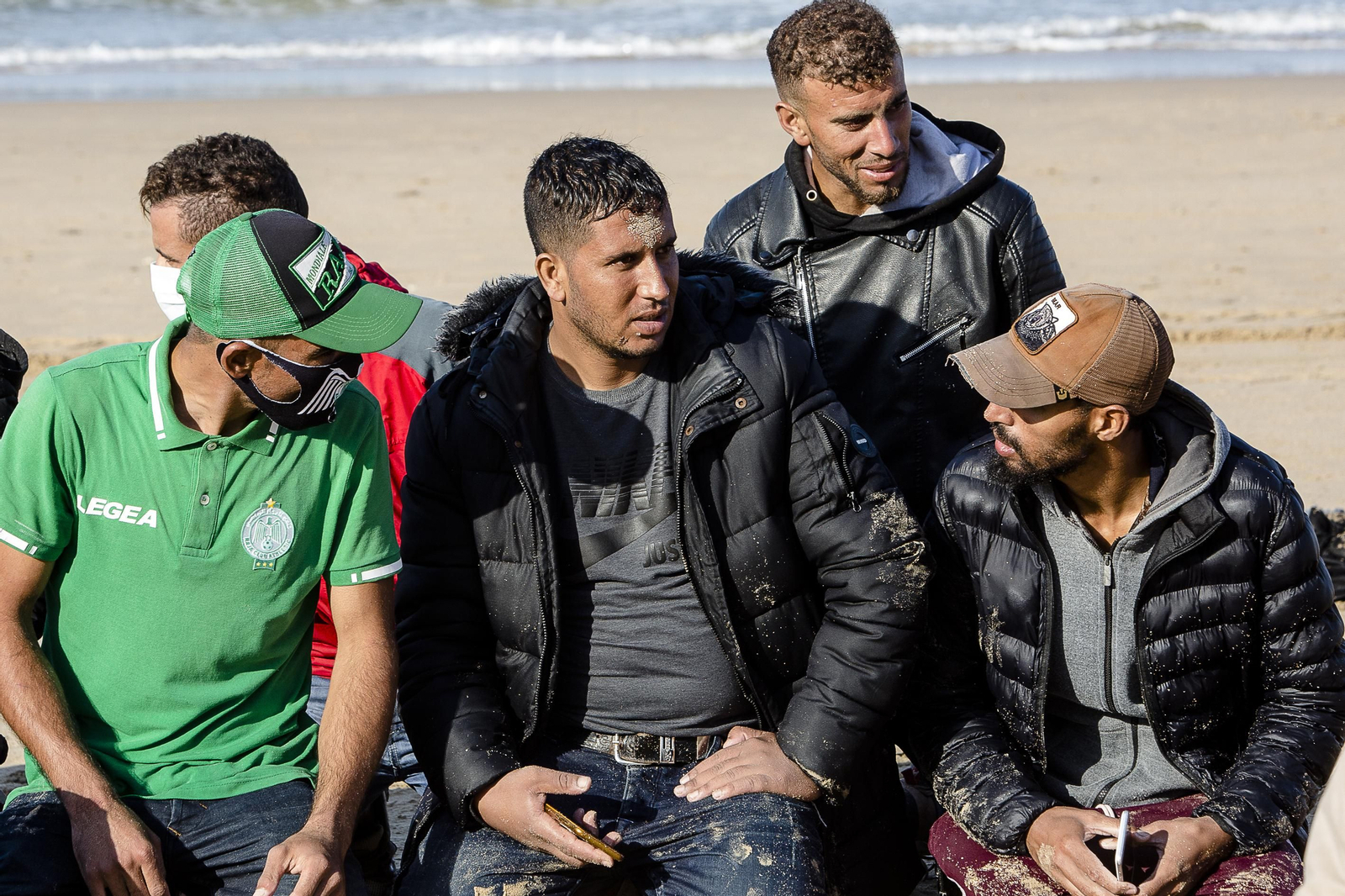 Llegada de una patera con 26 inmigrante a la playa de la Victoria