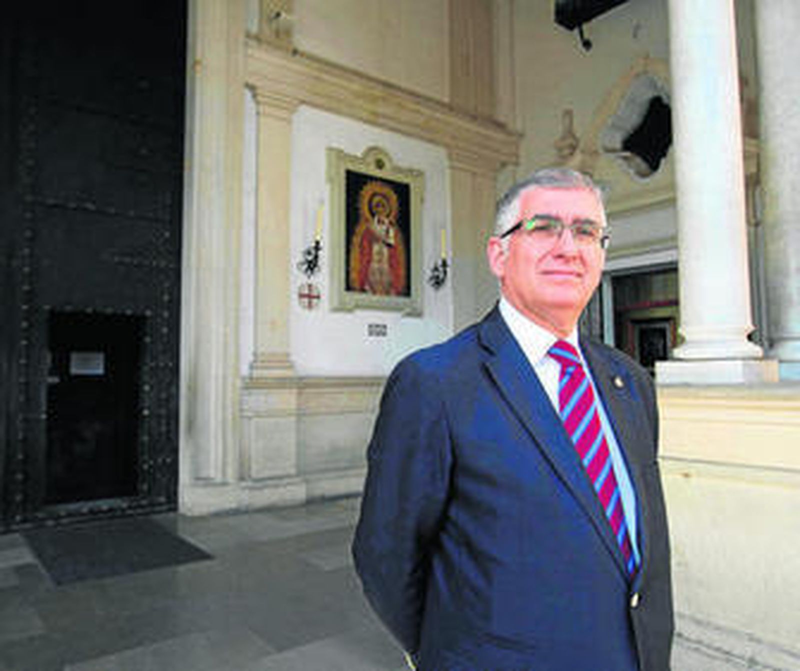 Antonio García, ayer, en el atrio de la basílica de la Macarena.