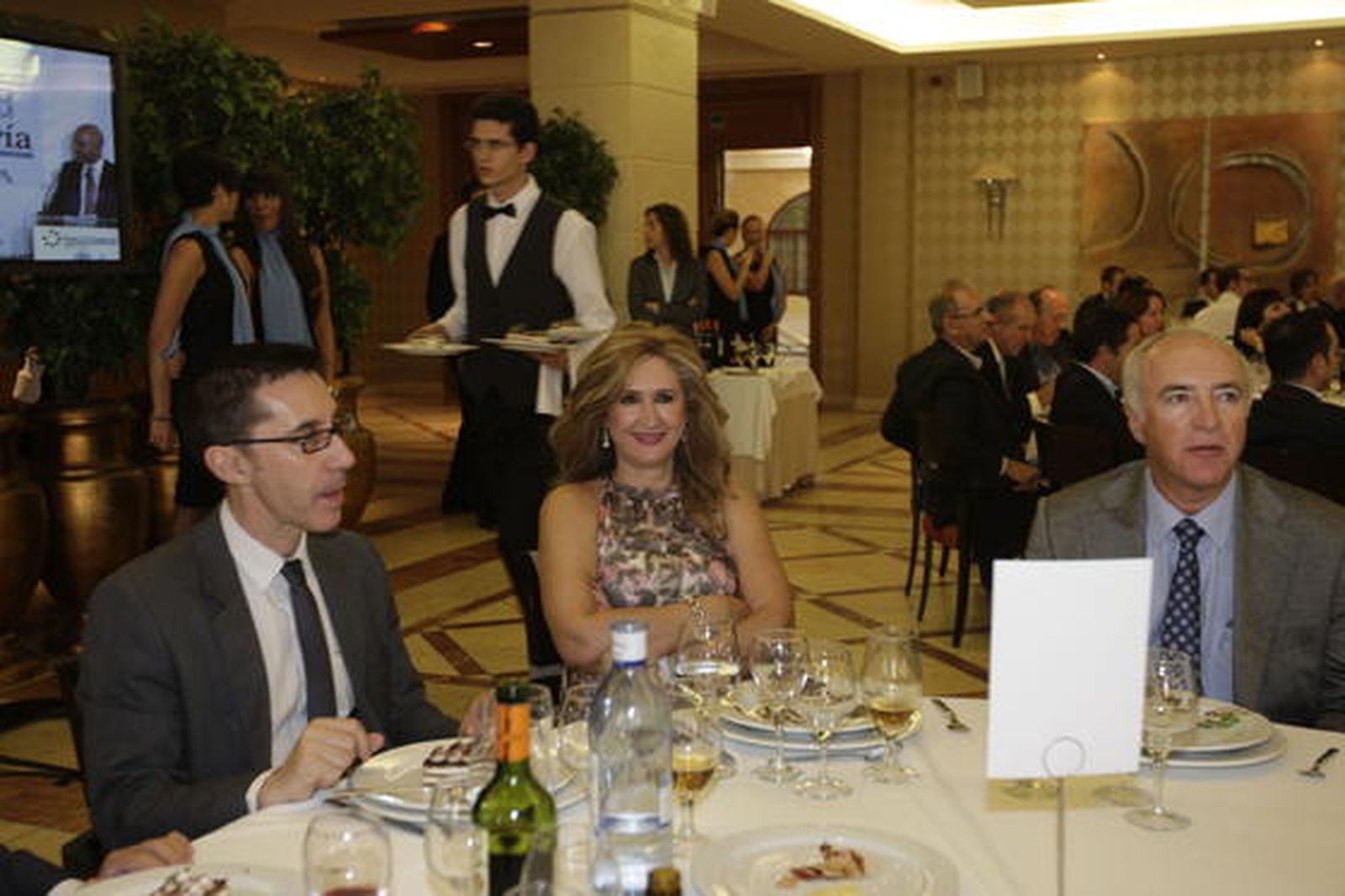 Javier Menezo, del Servicio Andaluz de Empleo, con Nani Flores atendiendo a las respuestas de Bono.

Foto: Fran Leonardo