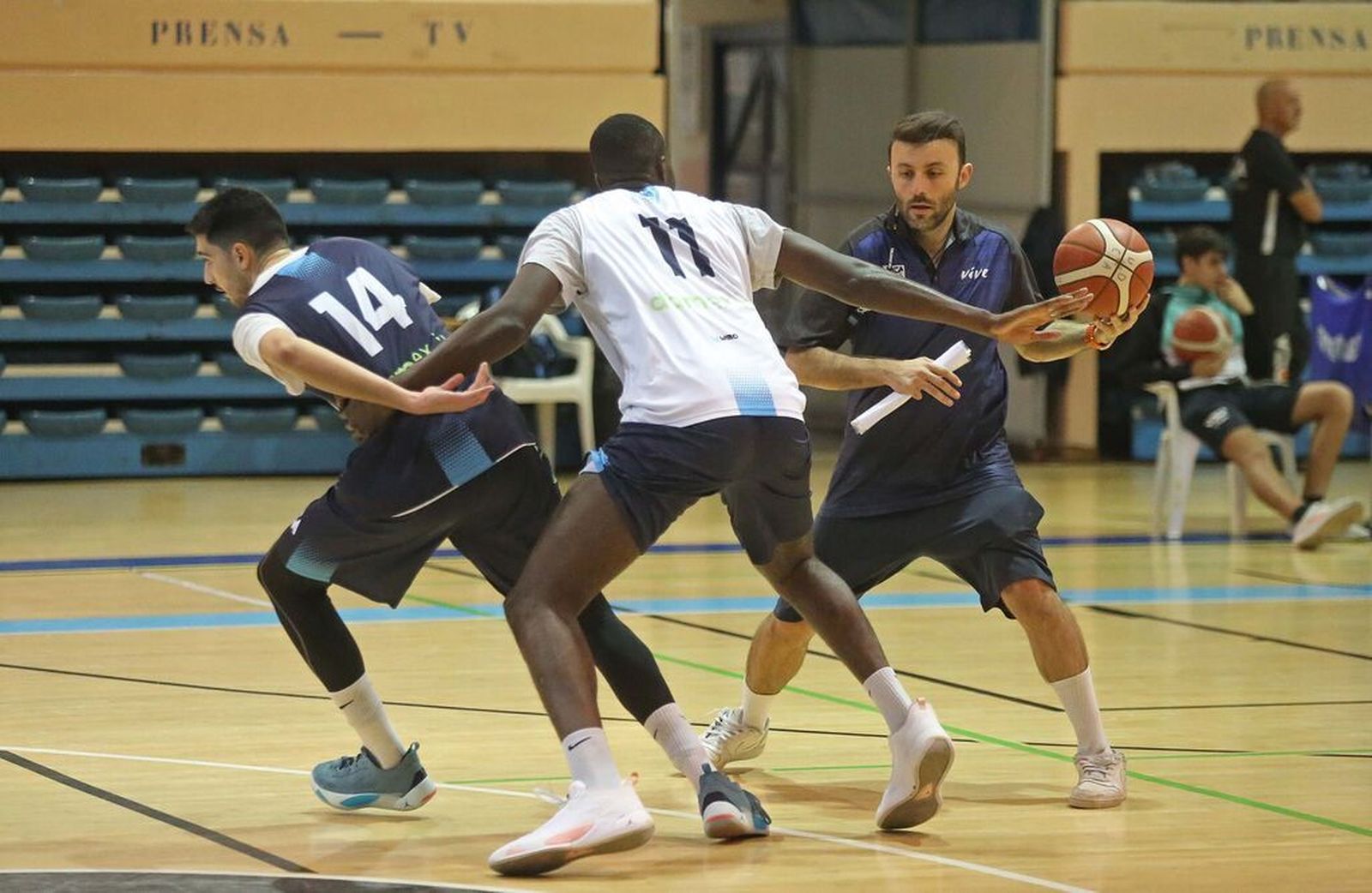 Miki Ortega, como entrenador durante un ejercicio de entrenamiento.