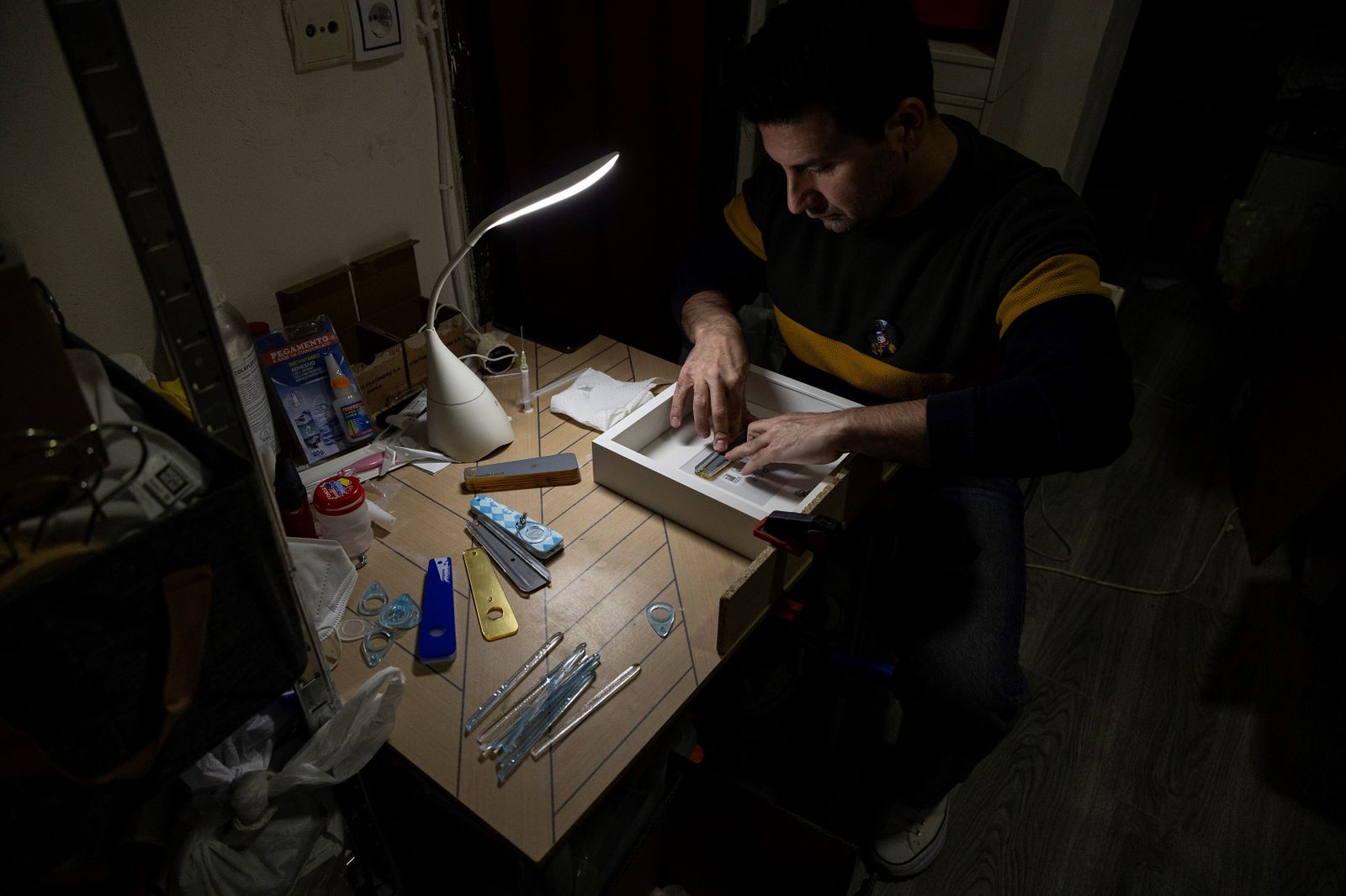 Zeus Marín, trabajando en la creación de un pito de carnaval en su taller en La Viña