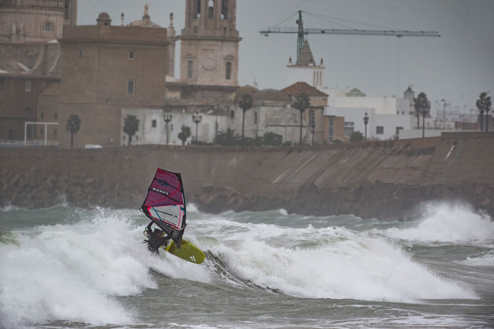 Nacho Rocha surfea una ola con su tabla el día del temporal Elsa.