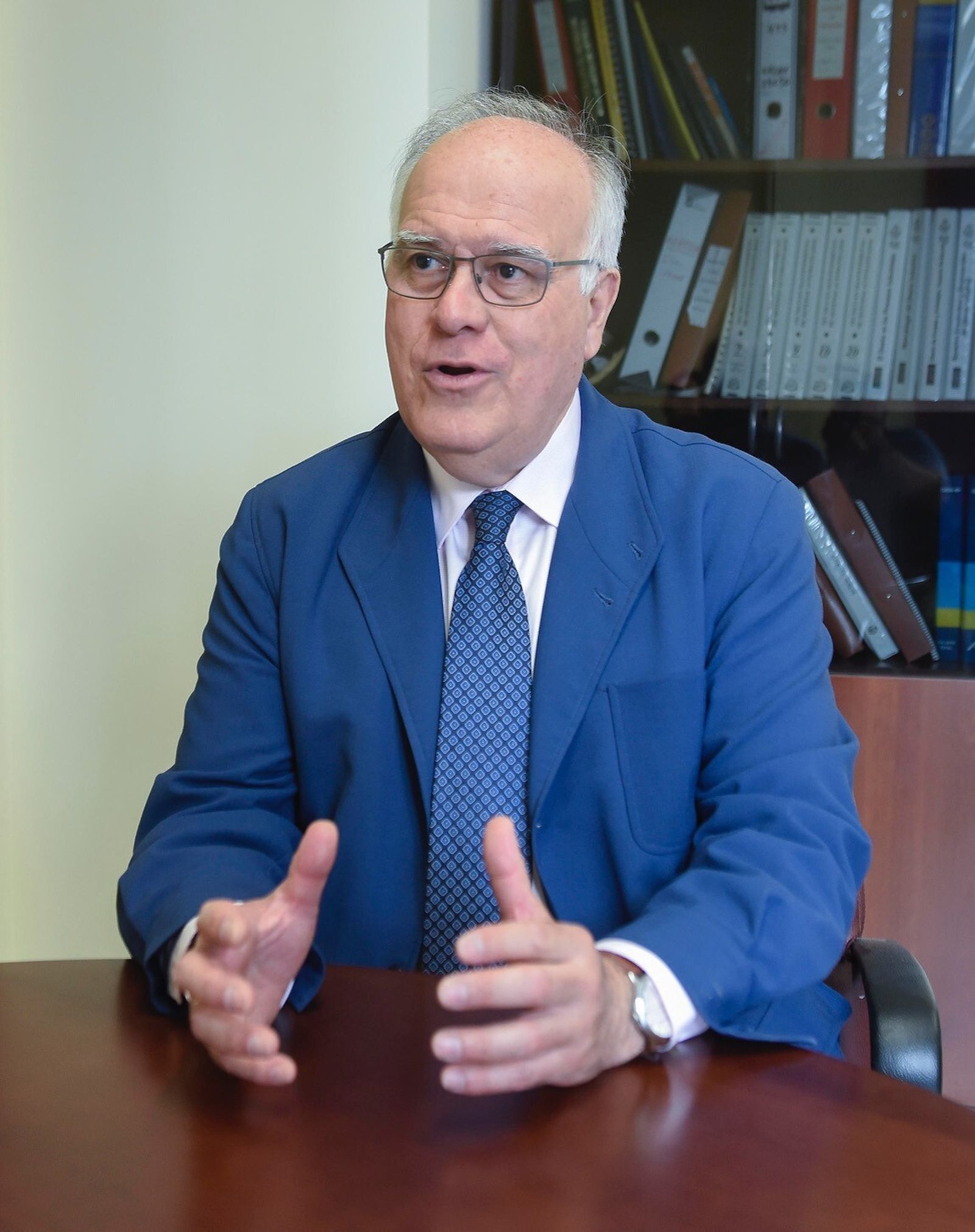 José Félix Romero en su despacho durante la entrevista