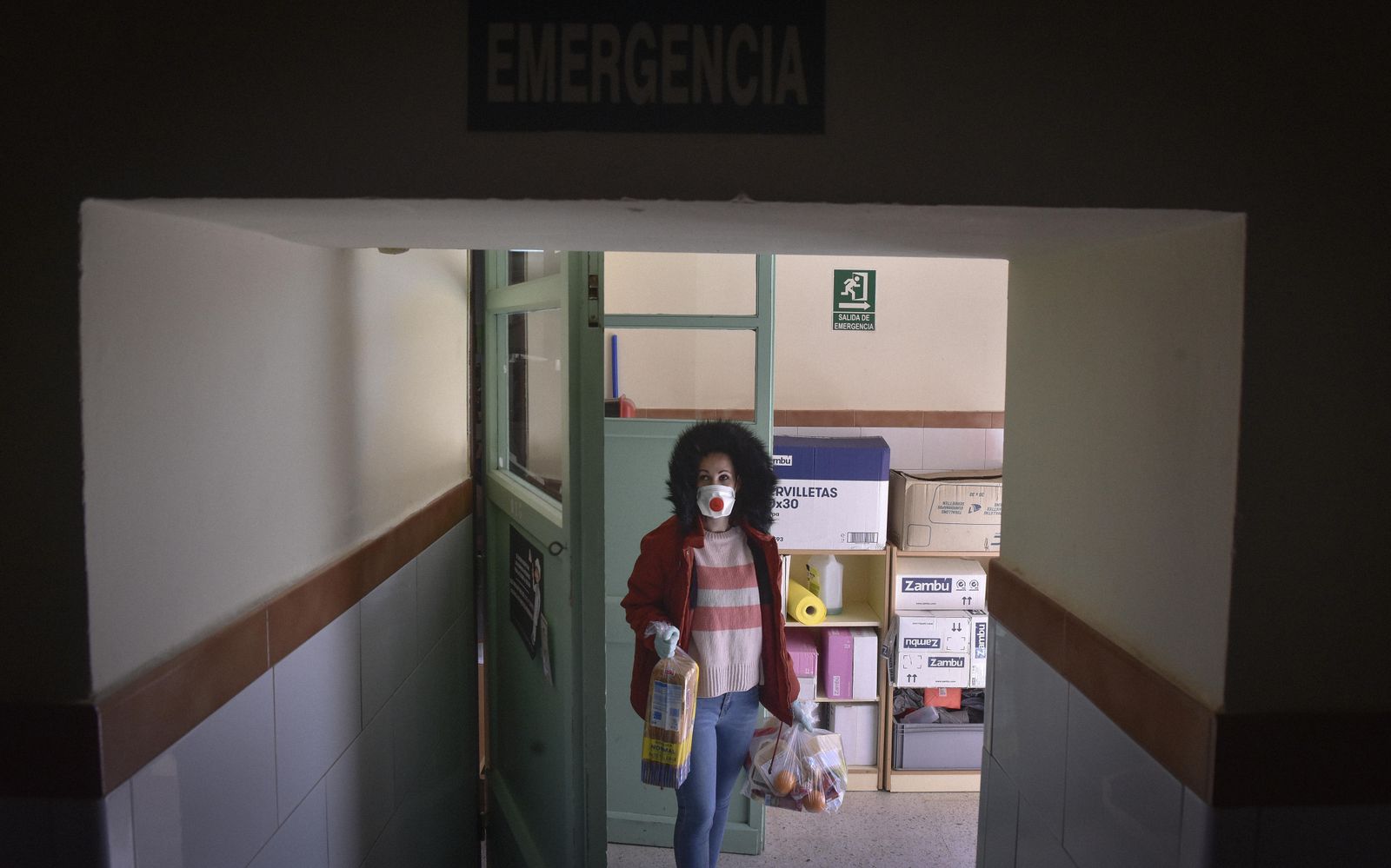 Reparto de comida en el CEIP Ortiz de Zúñiga.
