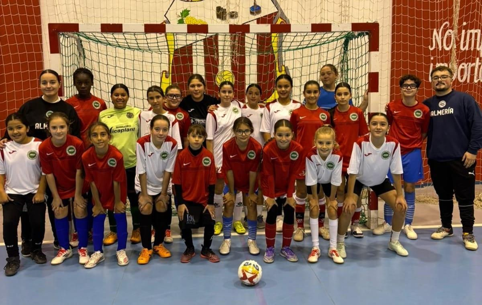 Las jugadoras convocadas por la selección sub-12 femenina posan antes de la sesión de entrenamiento.