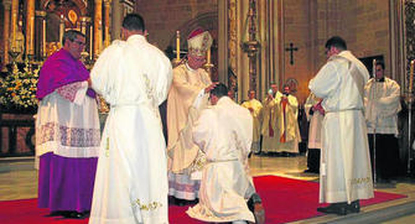 El obispo, Adolfo González Montes, ordenando sacerdotalmente a los tres diáconos.