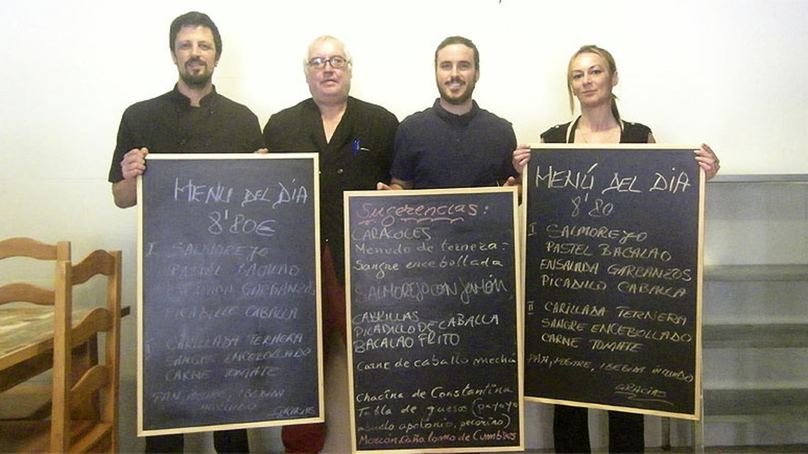 Felipe Leiva, José Antonio Arguijo y Ubaldo García, los propietarios de Manduca junto a la camarera Magda Popescu