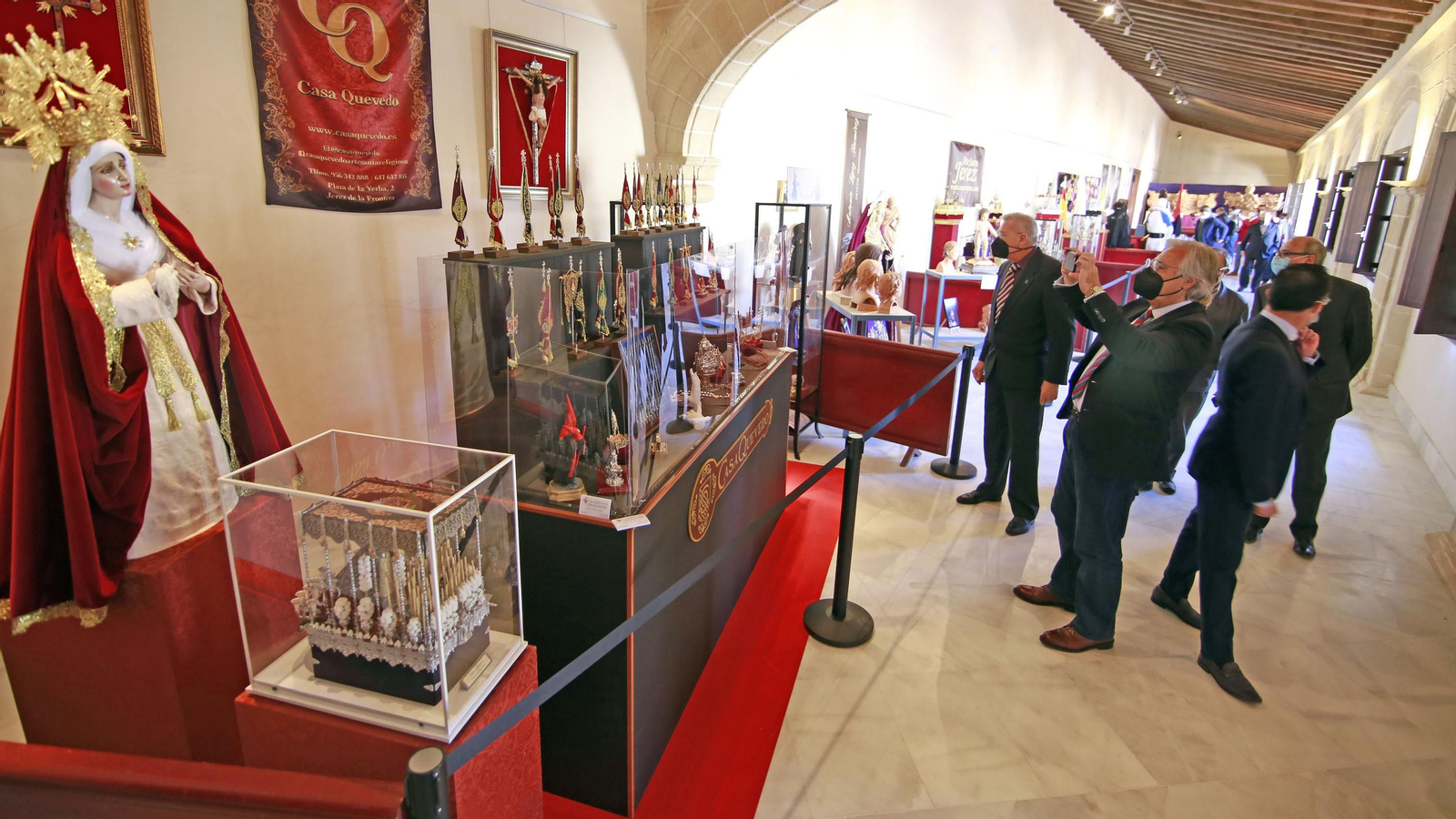 Imágenes de la magna exposición de las cofradías en Los Claustros