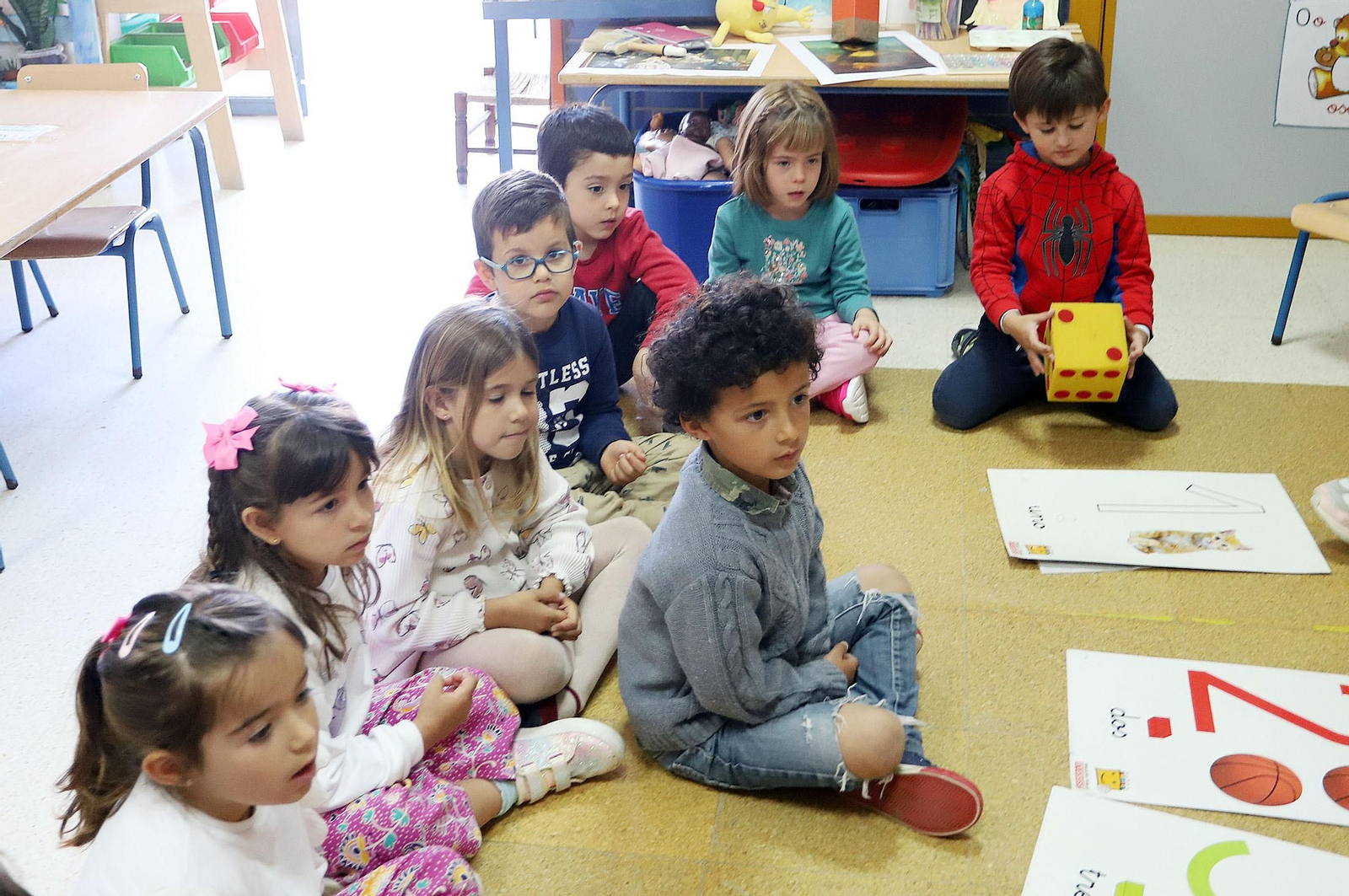 Imágenes de los alumnos de infantil de El Puntal haciendo de periodistas