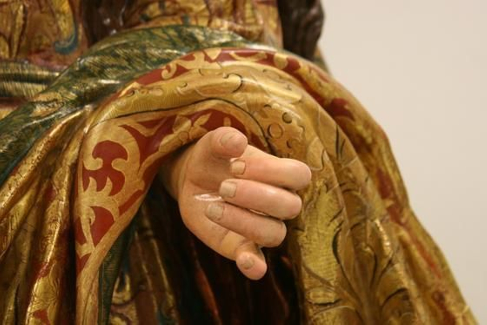 Detalle de la reintegración cromática en la escultura de María Magdalena.