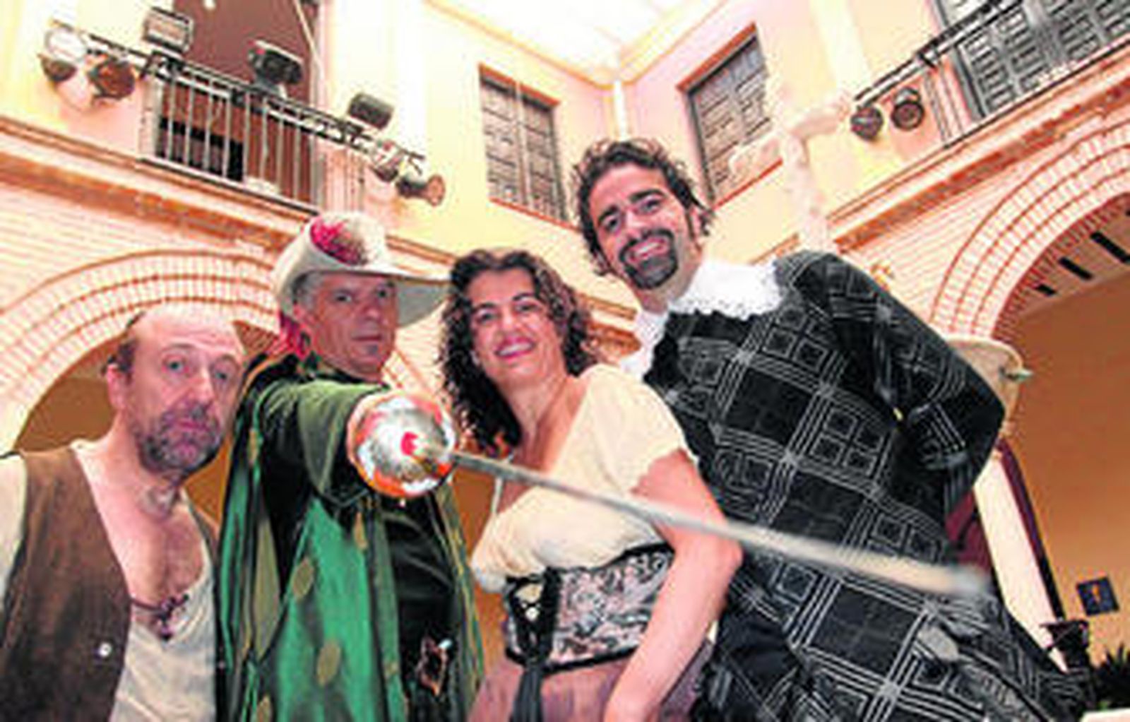 Algunos de los actores que interpretarán esta obra, ayer en el patio del Museo de Semana Santa.