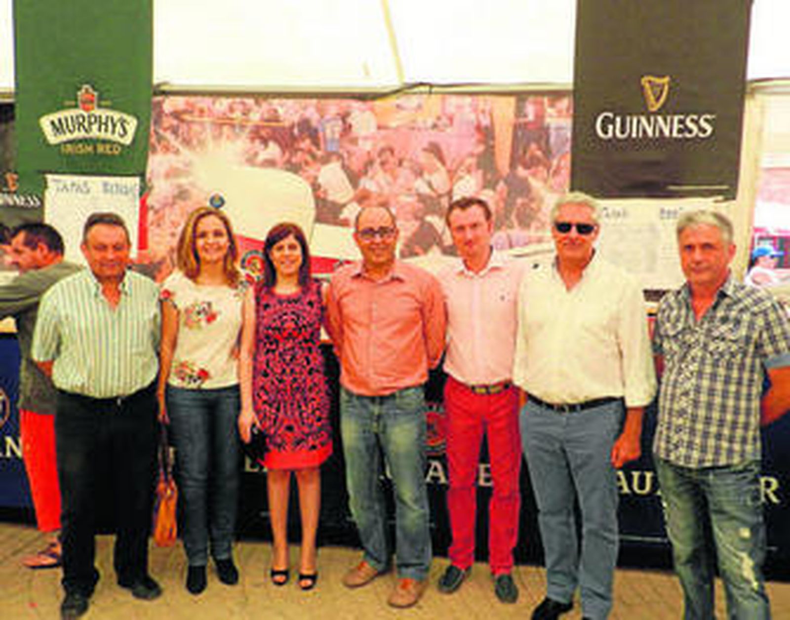 El alcalde huerlcalense y ediles del equipo de gobierno durante la inauguración de la Feria de la Cerveza.