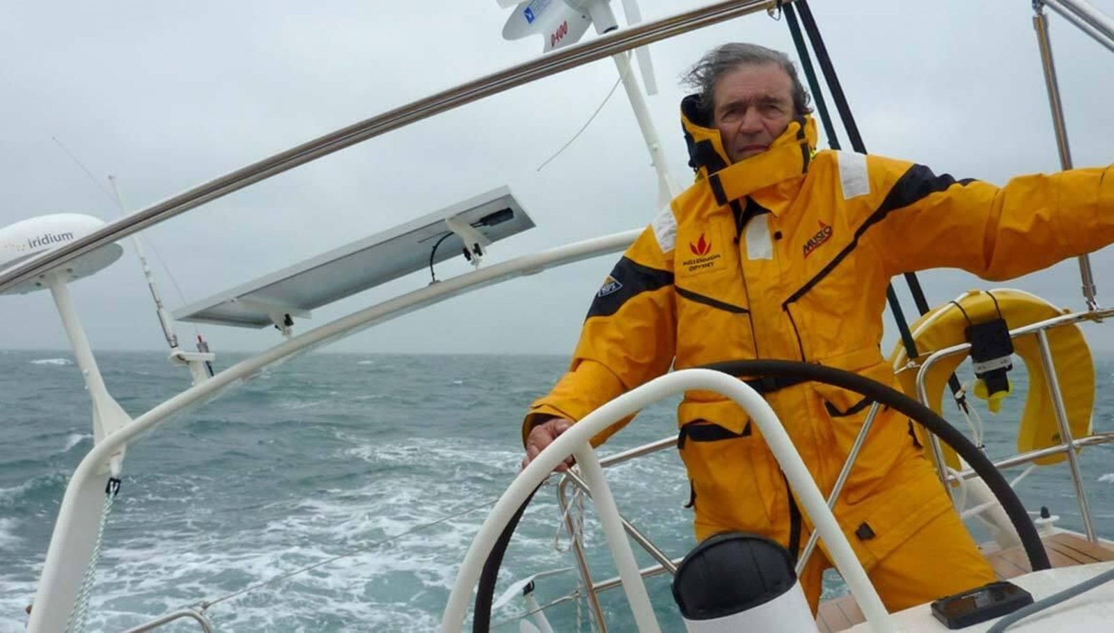 Jimmy Cornell en una imagen navegando