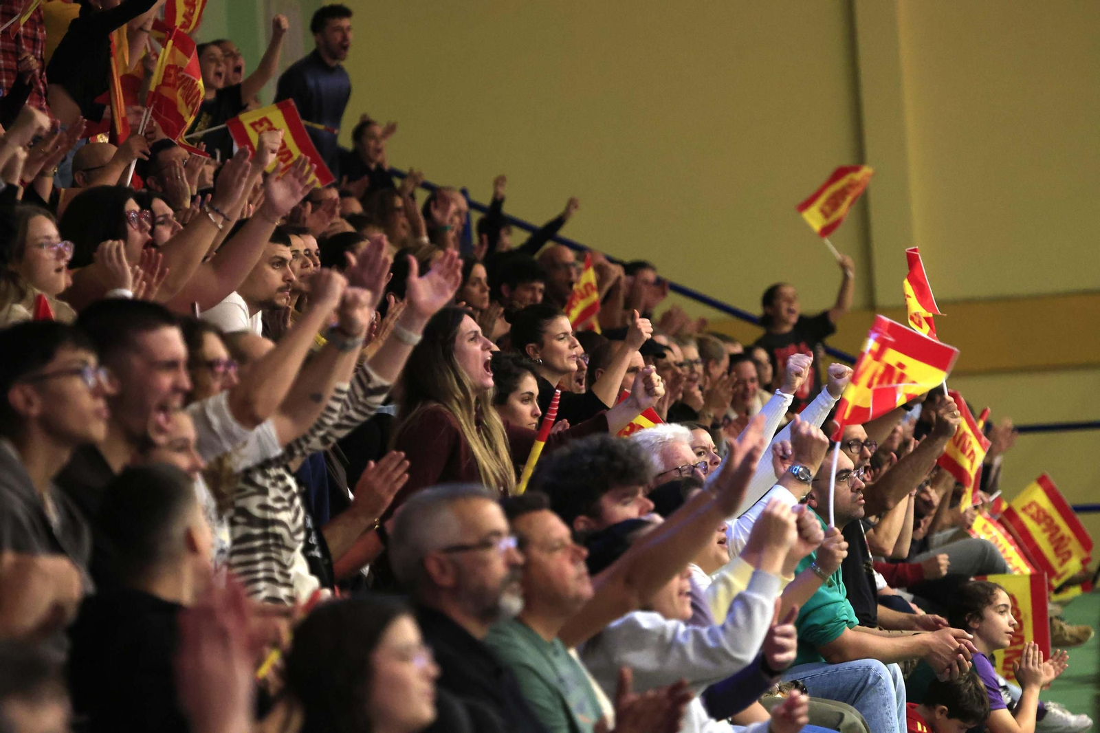 Fotos del partido y ambiente en el España-Francia del Torneo Internacional de Baloncesto Femenino en La Línea