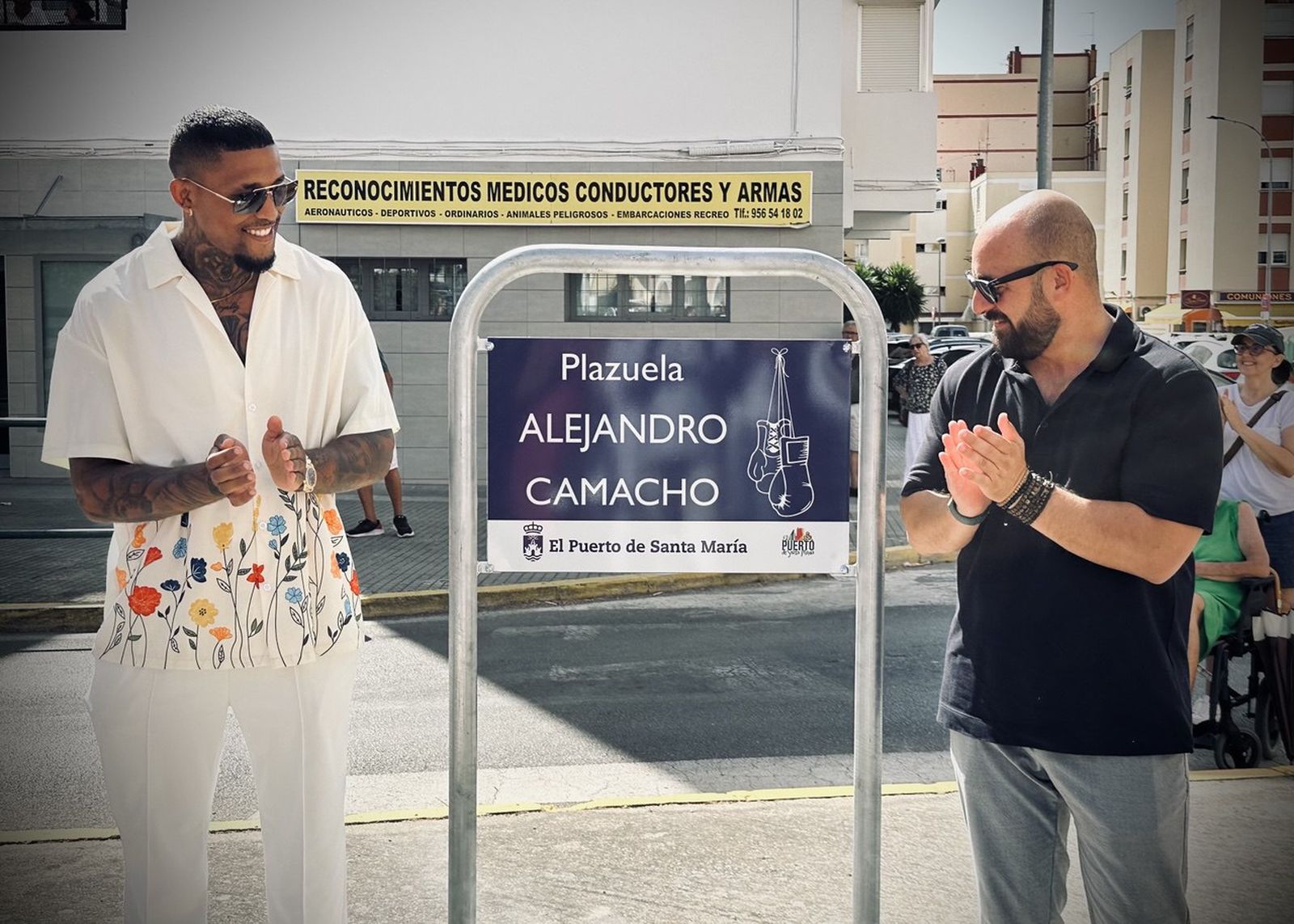 Álex Camacho y el alcalde, junto a la plazuela con el nombre del deportista.