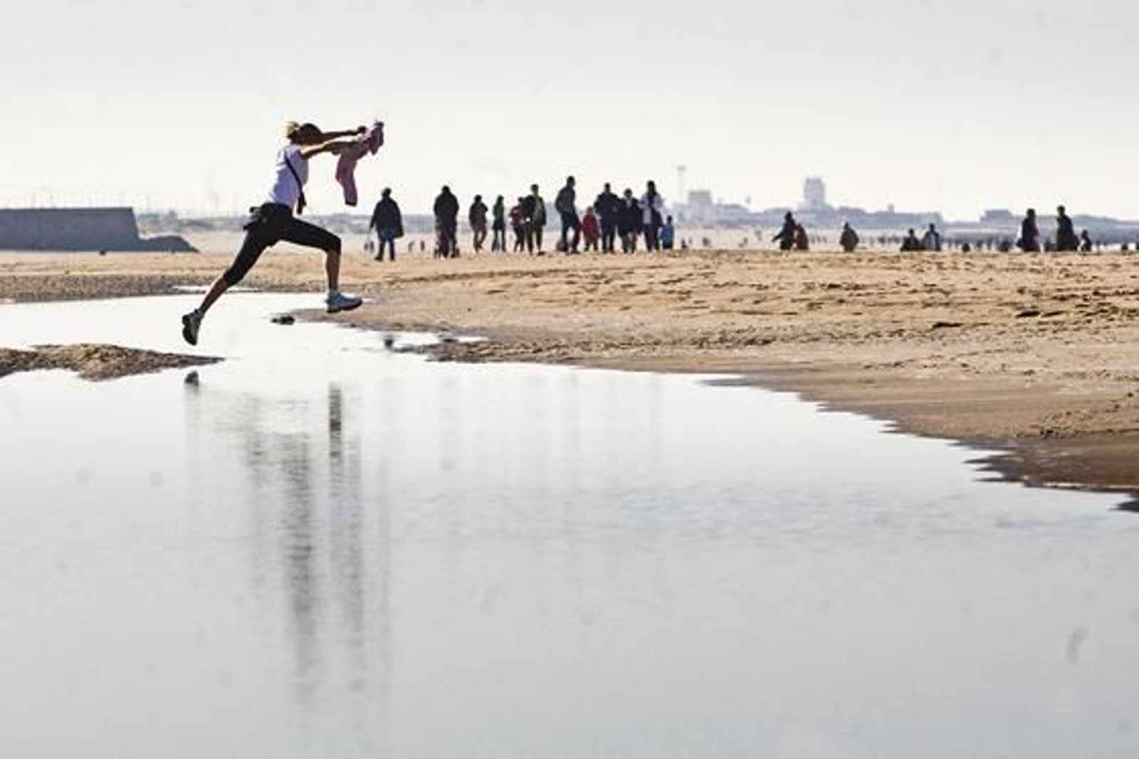 Desde primeras horas de la mañana, en la playa de la Caleta se han reunido miles de ciudadanos, dispuestos a disfrutar y fotografiar la marea del año./Julio González

Foto: Julio Gonz?z/Jes?ar?