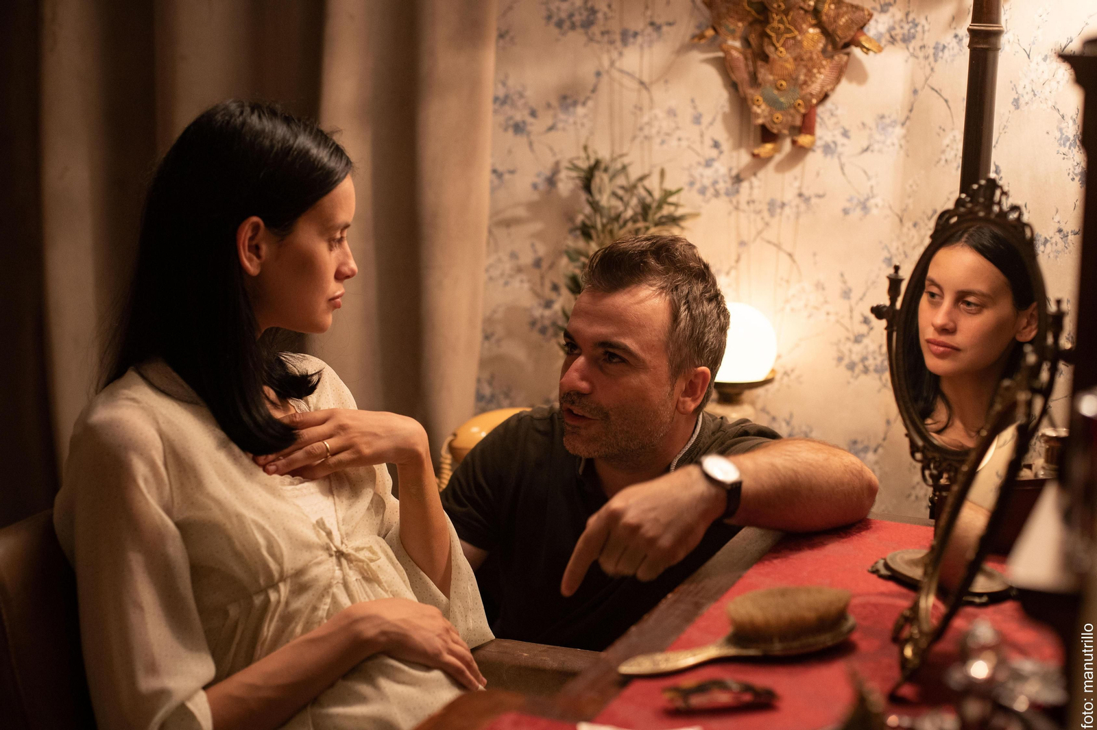 Rubin Stein da indicaciones a Milena Smit durante el rodaje.