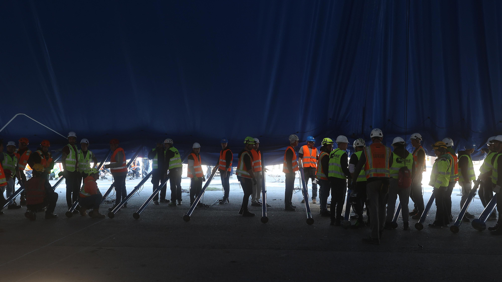 Subida de la carpa del Circo del Sol