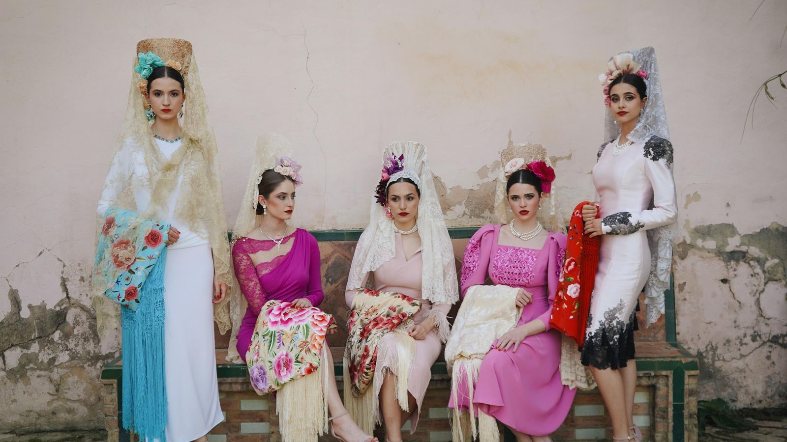 Un grupo de jóvenes vestidas de mantilla blanca.