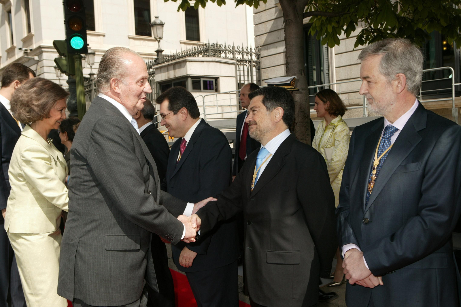 El Rey Juan Carlos saluda a Javier Barrero en la puerta del Congreso.