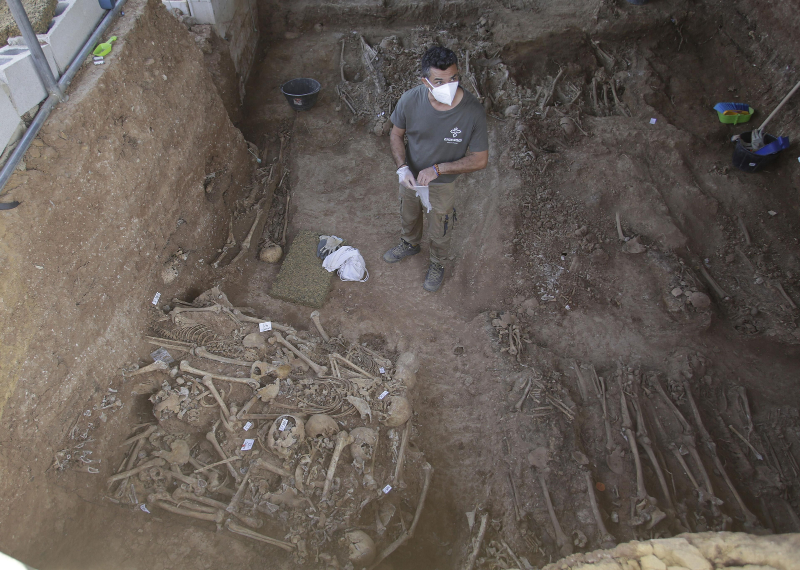 Trabajos que se acometen en la fosa común de Pico Reja.