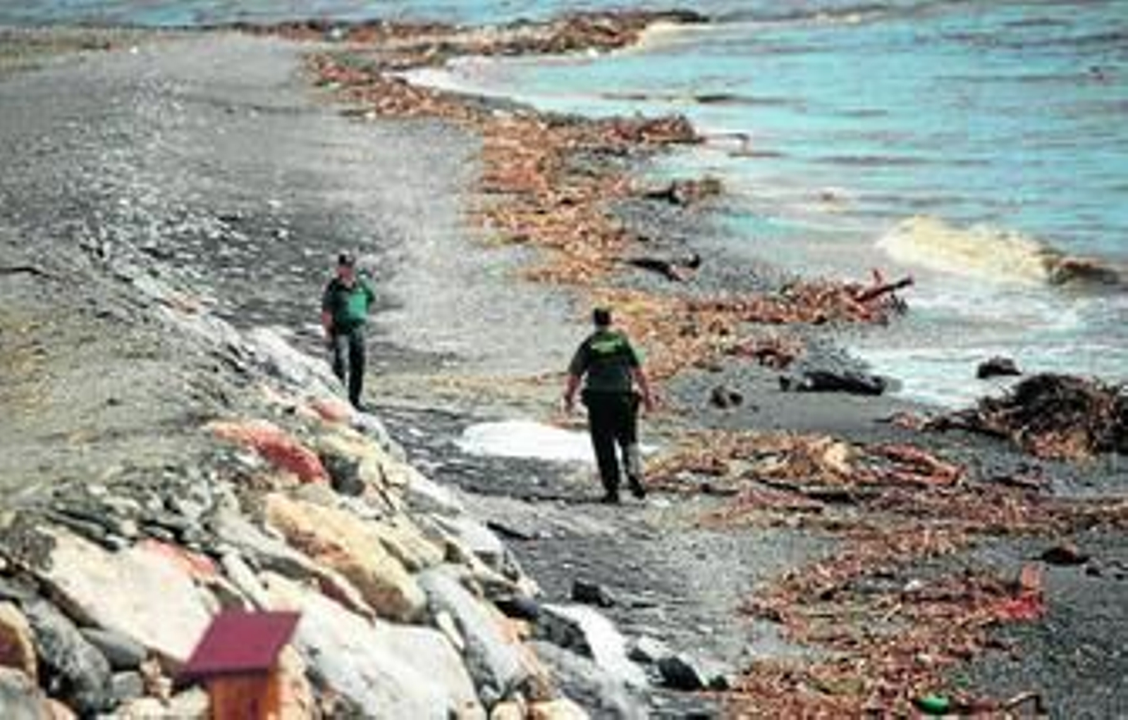 La Guardia Civil rescata el cuerpo de un hombre tras haber sido arrastrado con su vehículo por la rambla de Casarones.