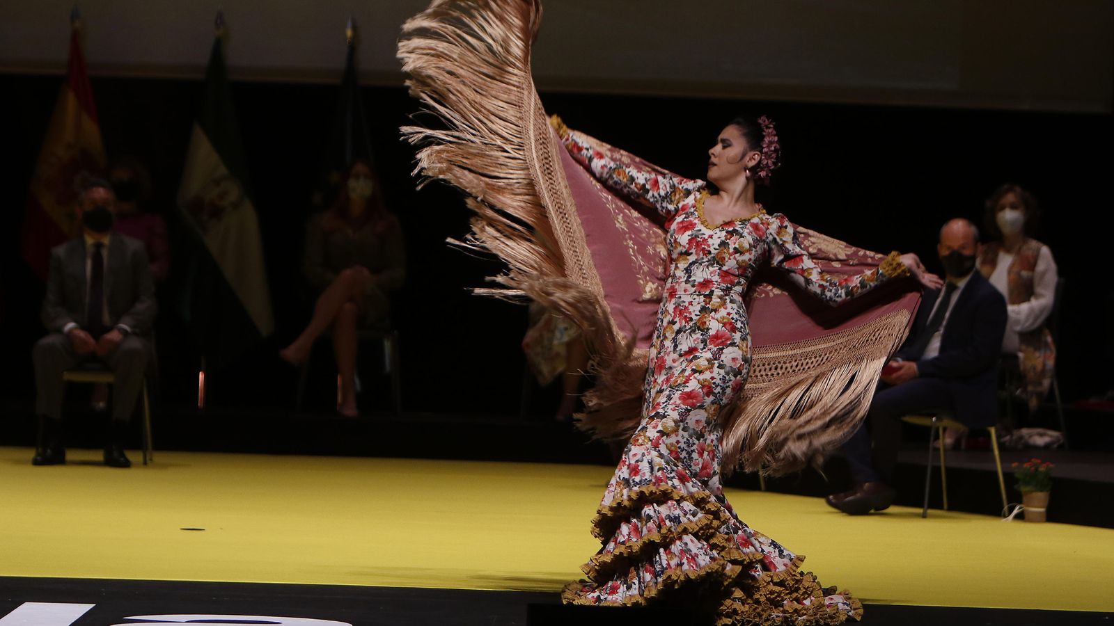 El baile con mantón de Alegría Navarro, con música de la Banda Sinfónica de Sevilla.