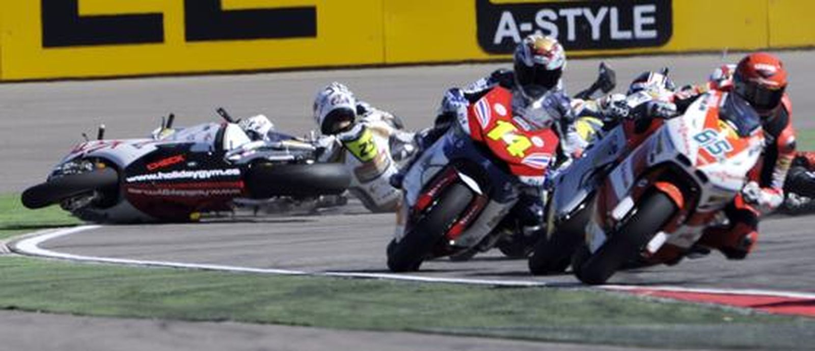 Caída en la carrera de Moto 2 del Gran Premio de Aragón.

Foto: Afp Photo