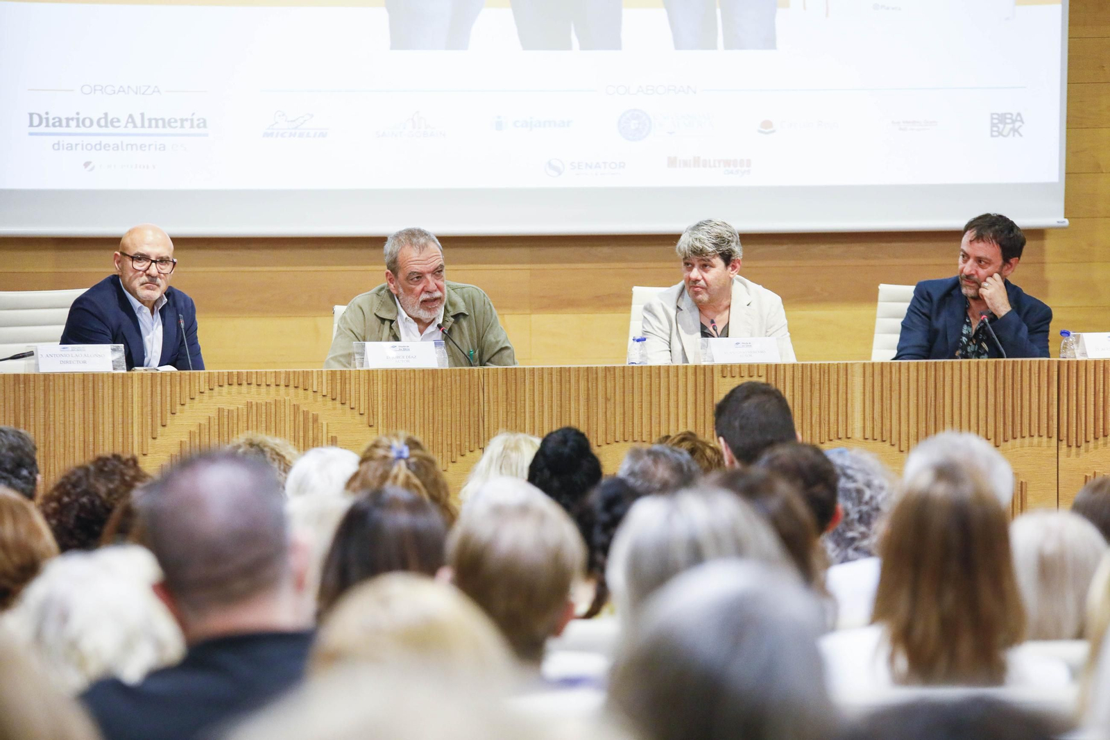 Carmen Mola presenta su libro "El clan" en la Casa de las mariposas de Almería, en imágenes