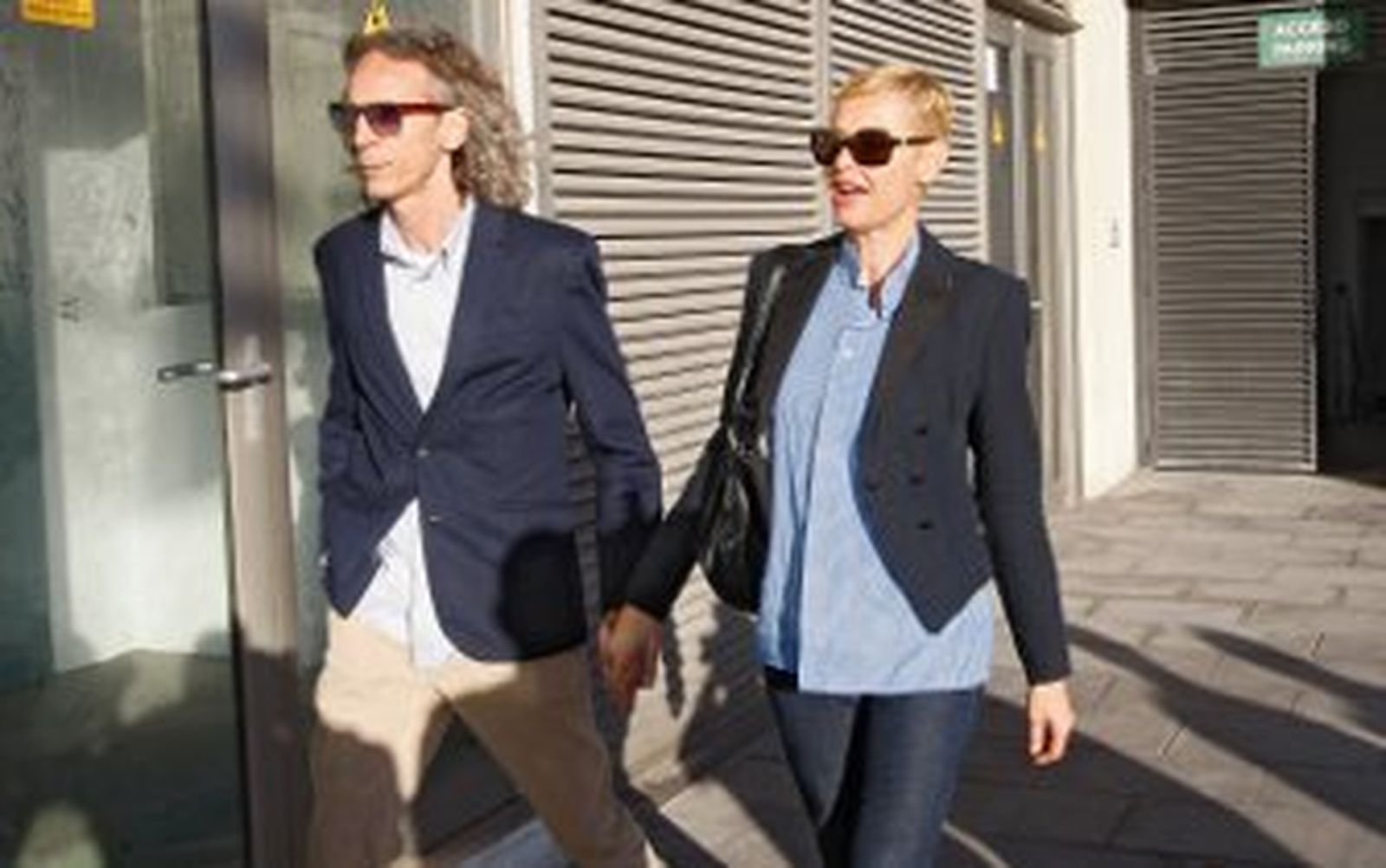 Esther Arroyo y su marido a la entrada de los juzgados el día del juicio./Joaquín Pino