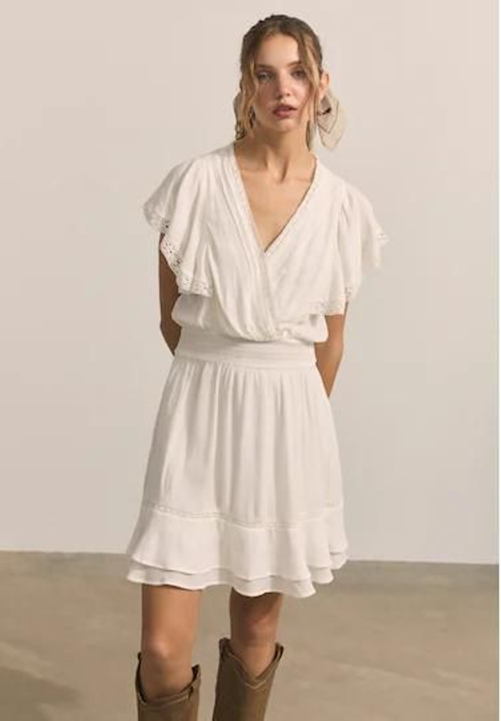 Vestido blanco con volantes de Stradivarius.