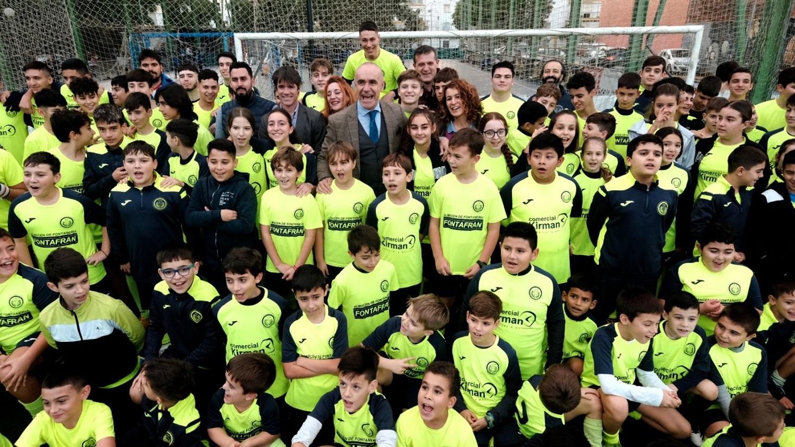 Una fotografía del alcalde con los niños que practican deporte en este centro deportivo.