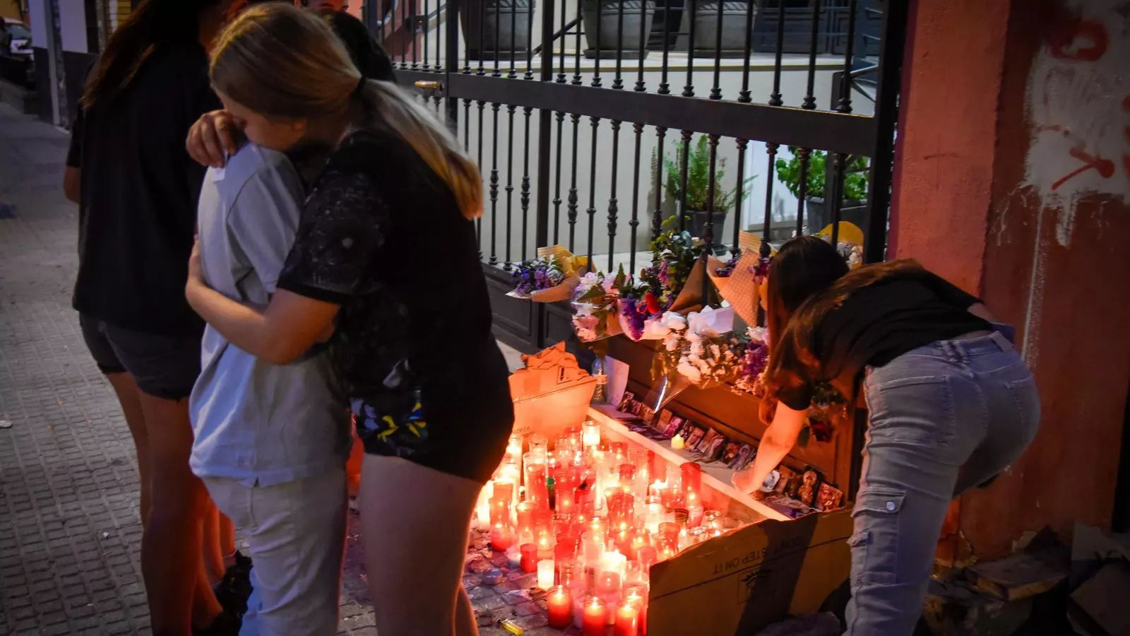 A de ACOSO. El suicidio el 14 de octubre de Sandra Peña, una adolescente de 14 años que sufría acoso escolar en un colegio de Sevilla, provocó una reacción social y puso en cuestión el modo de afrontar un prob