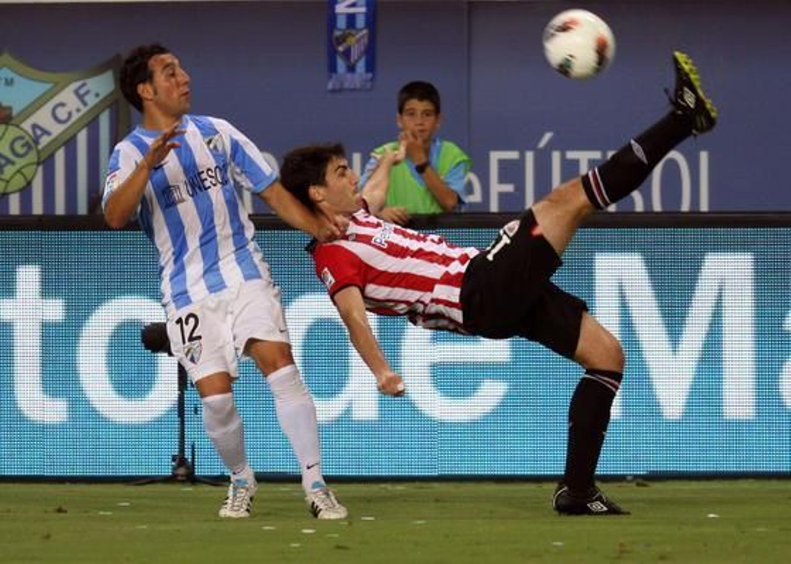 El Málaga gana su tercer partido consecutivo en Liga gracias a un gol de Cazorla de falta (1-0). / Migue Fernández