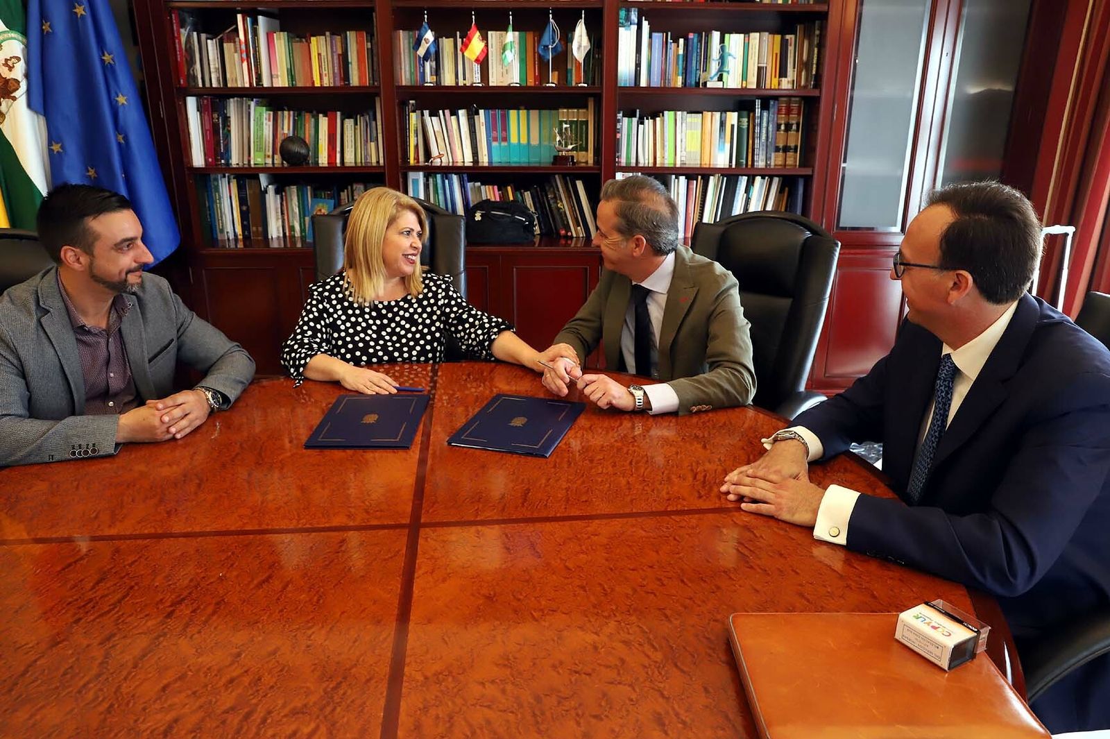 Un momento de la firma del contrato.