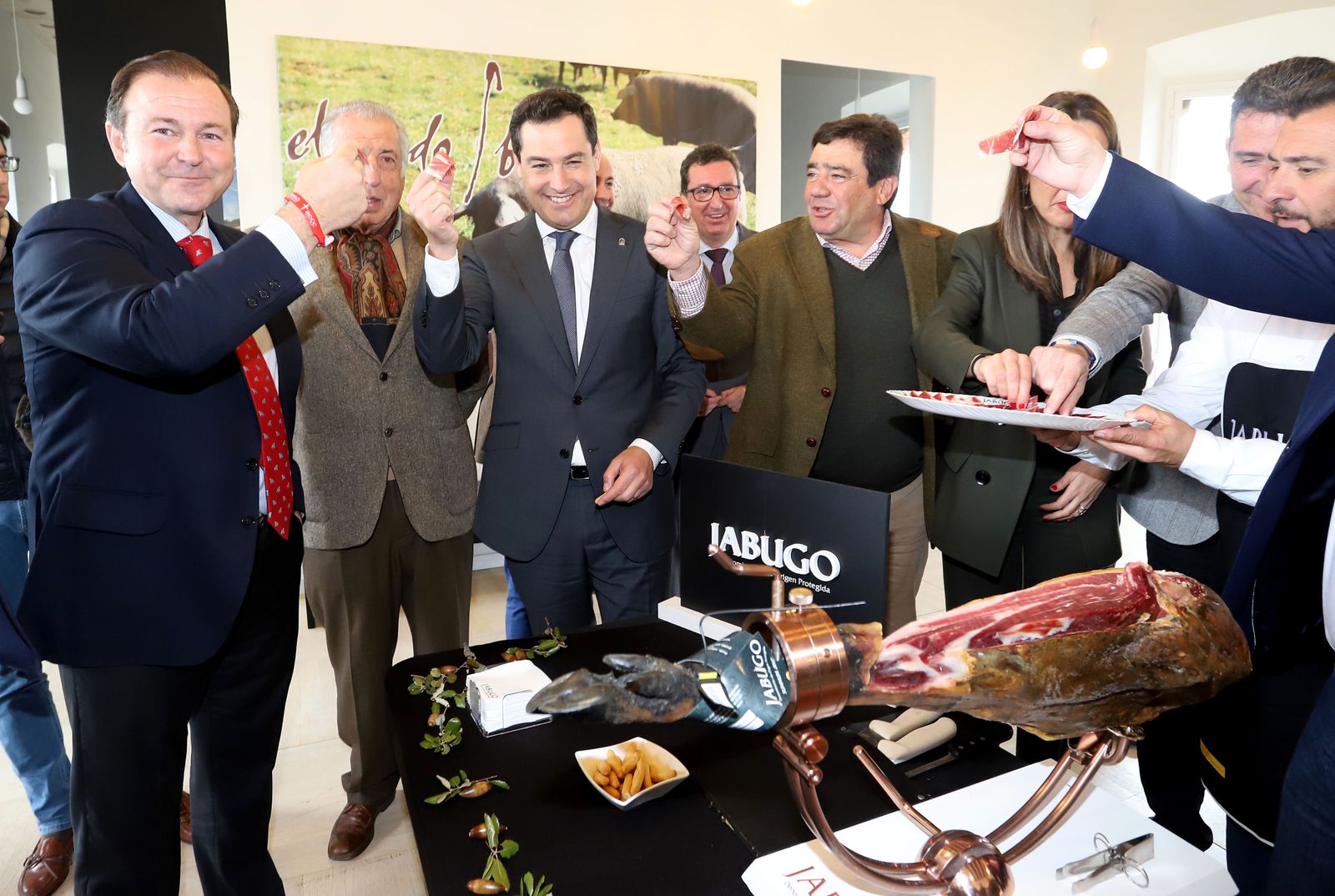 Imágenes de la visita del presidente de la Junta, Juanma Moreno a Jabugo, Ayuntamiento y sede de la DO Jabugo.