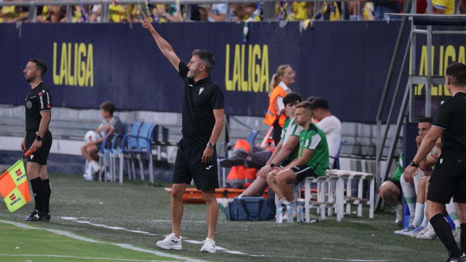 Iván Ania da instrucciones a sus jugadores en el Cádiz - Córdoba CF.