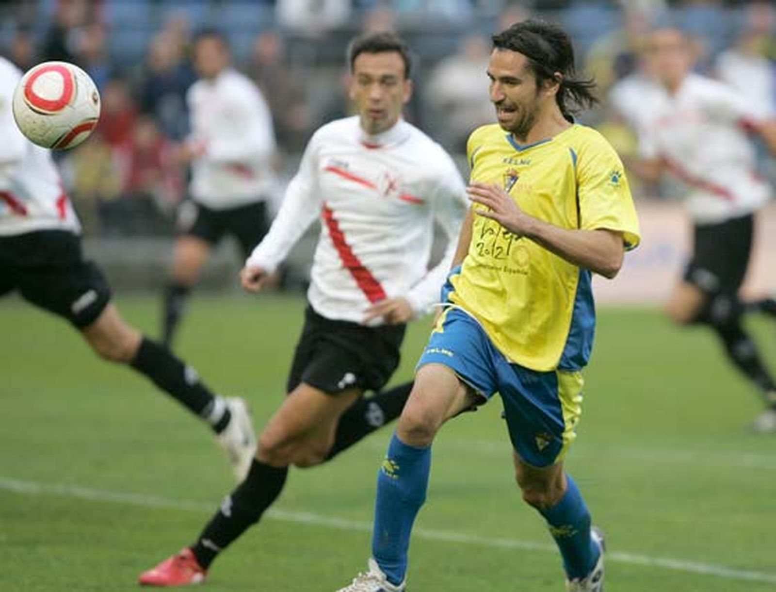 El Cádiz de Jose González,que suma la cuarta victoria consecutiva, somete al filial sevillista en un partido trabado gracias a los goles de Pachón y Enrique

Foto: Jesus Marin