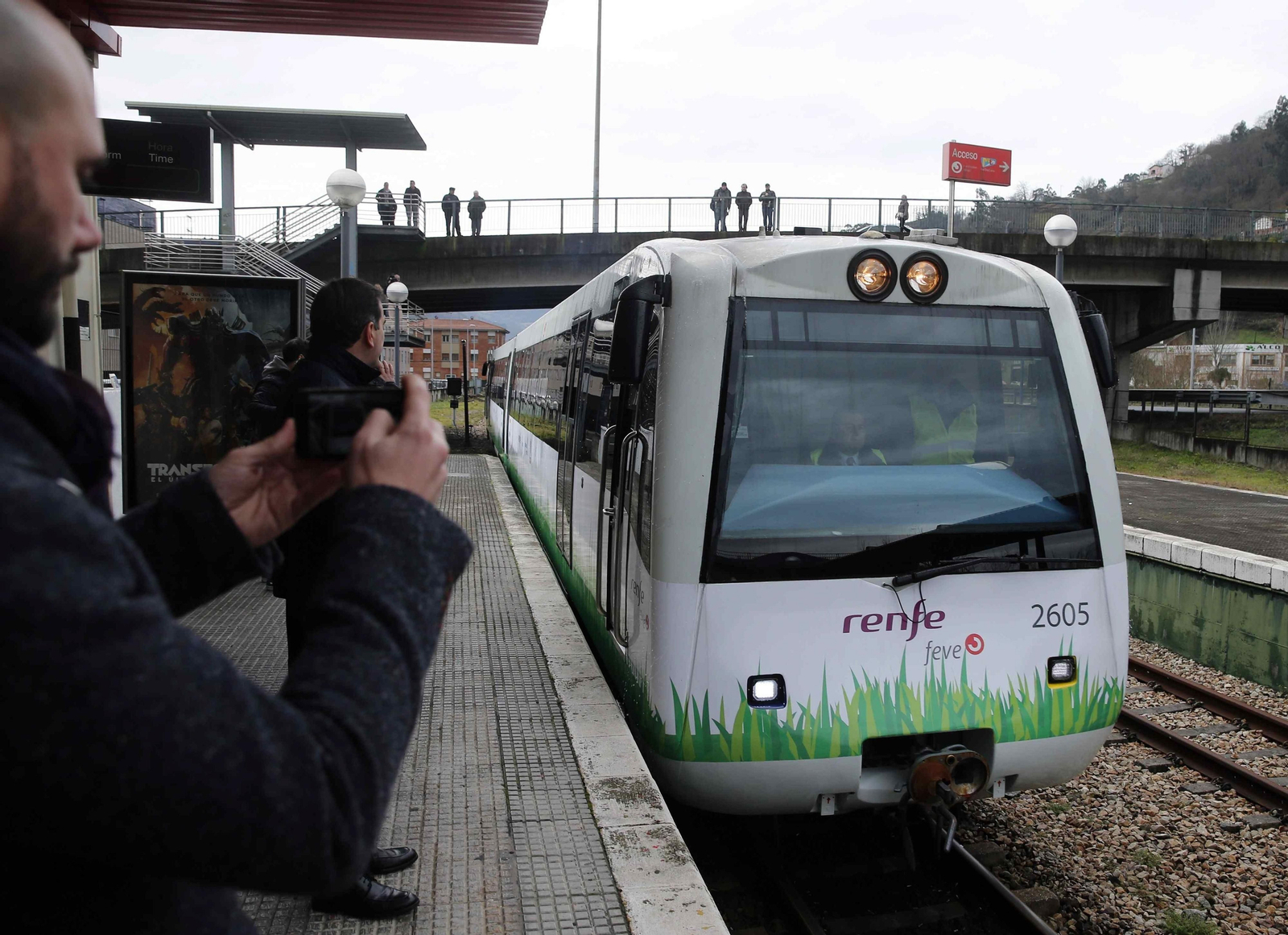 El tren propulsado por gas natural licuado llega a una estación del recorrido, ayer.