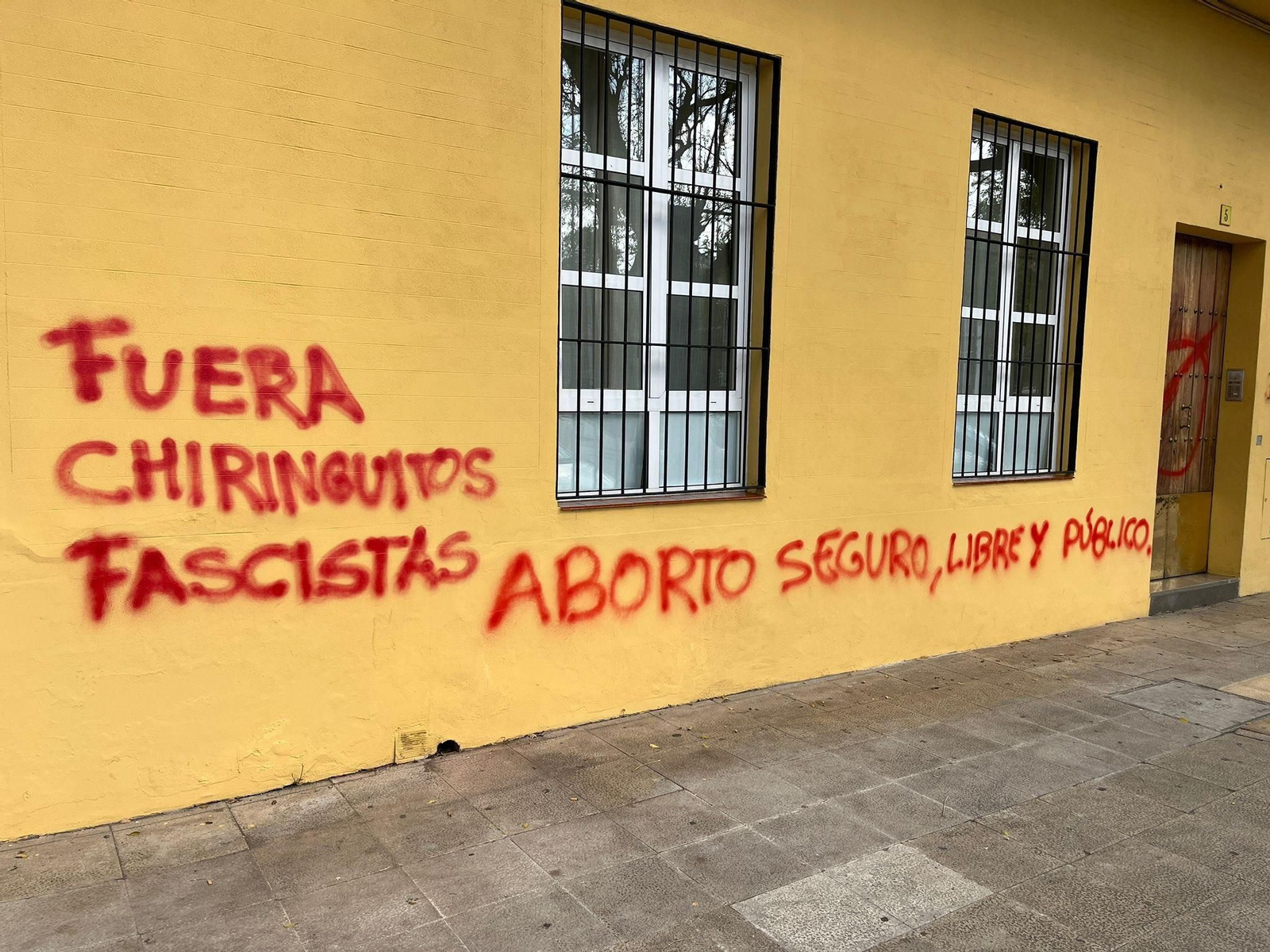 Pintadas con la que ha amanecido la oficina de la maternidad de Sevilla.